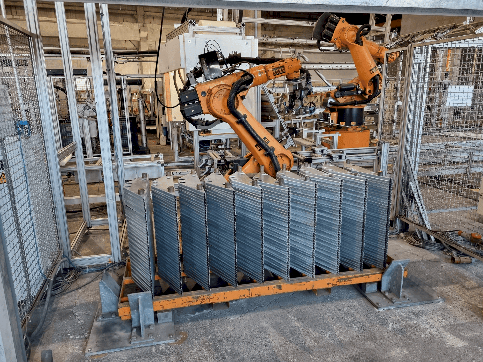 Prikaz stroja KUKA KR 360 L280-2 sprijeda