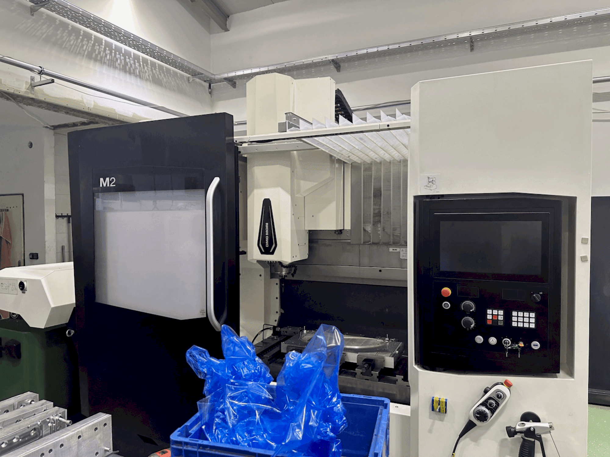 Prikaz stroja DMG MORI M2 Pro sprijeda