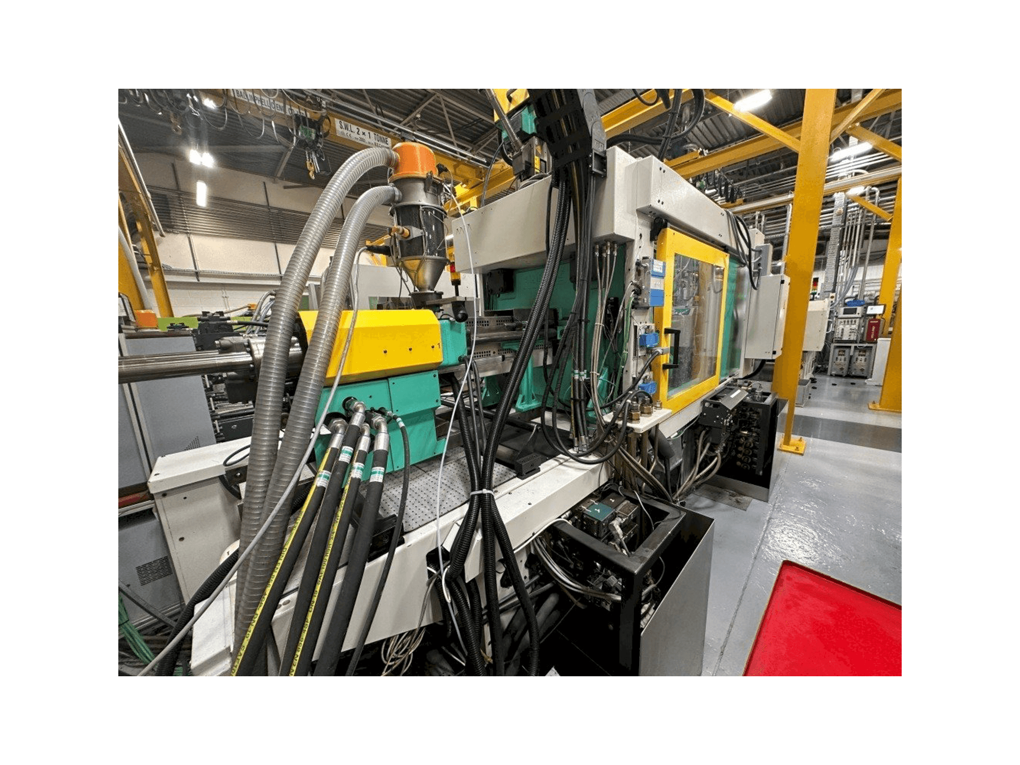 Prikaz lijeve strane stroja Arburg Allrounder 570C 2000 -350/150