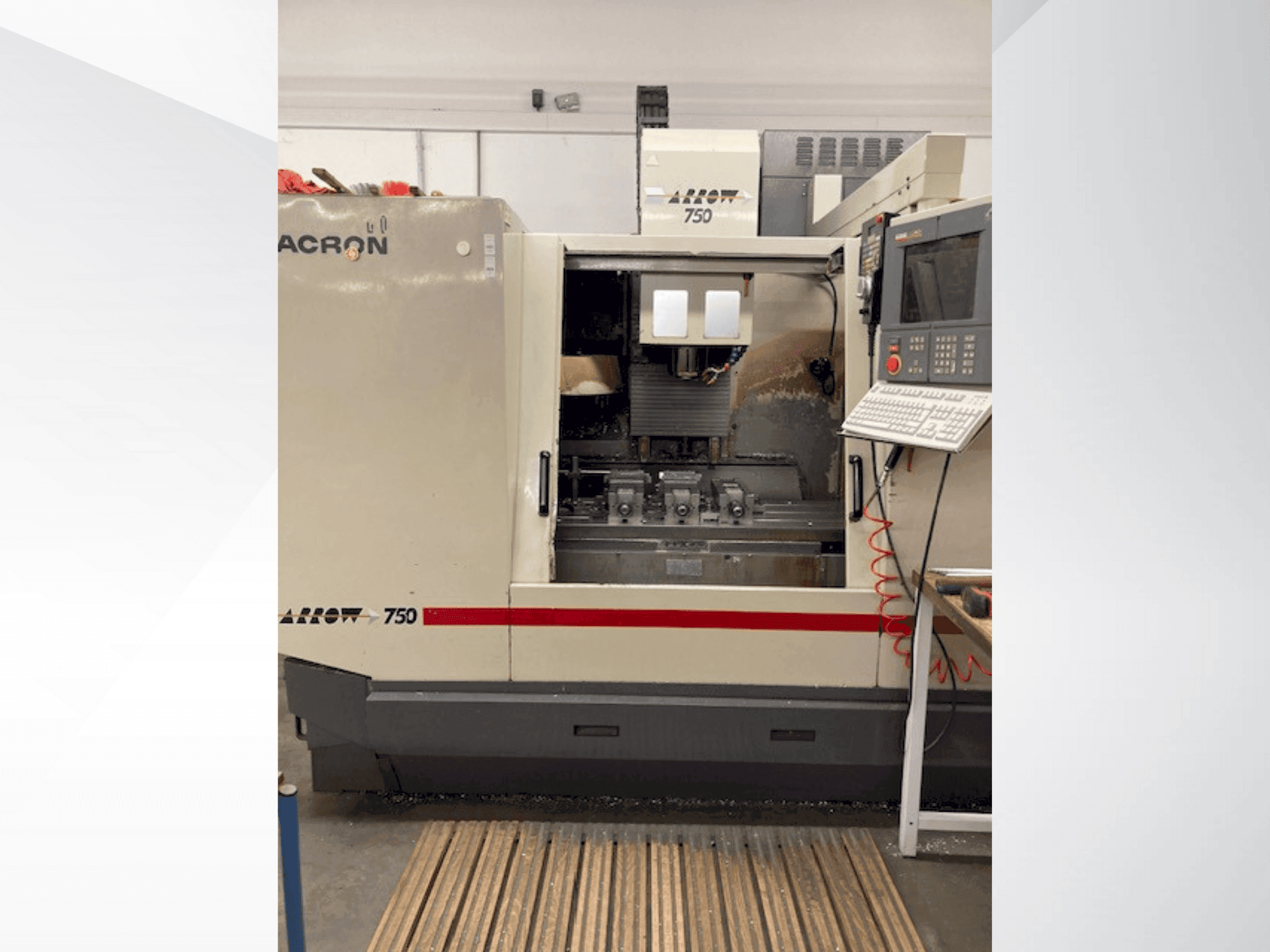 Prikaz stroja Cincinnati Milacron Arrow 750 sprijeda