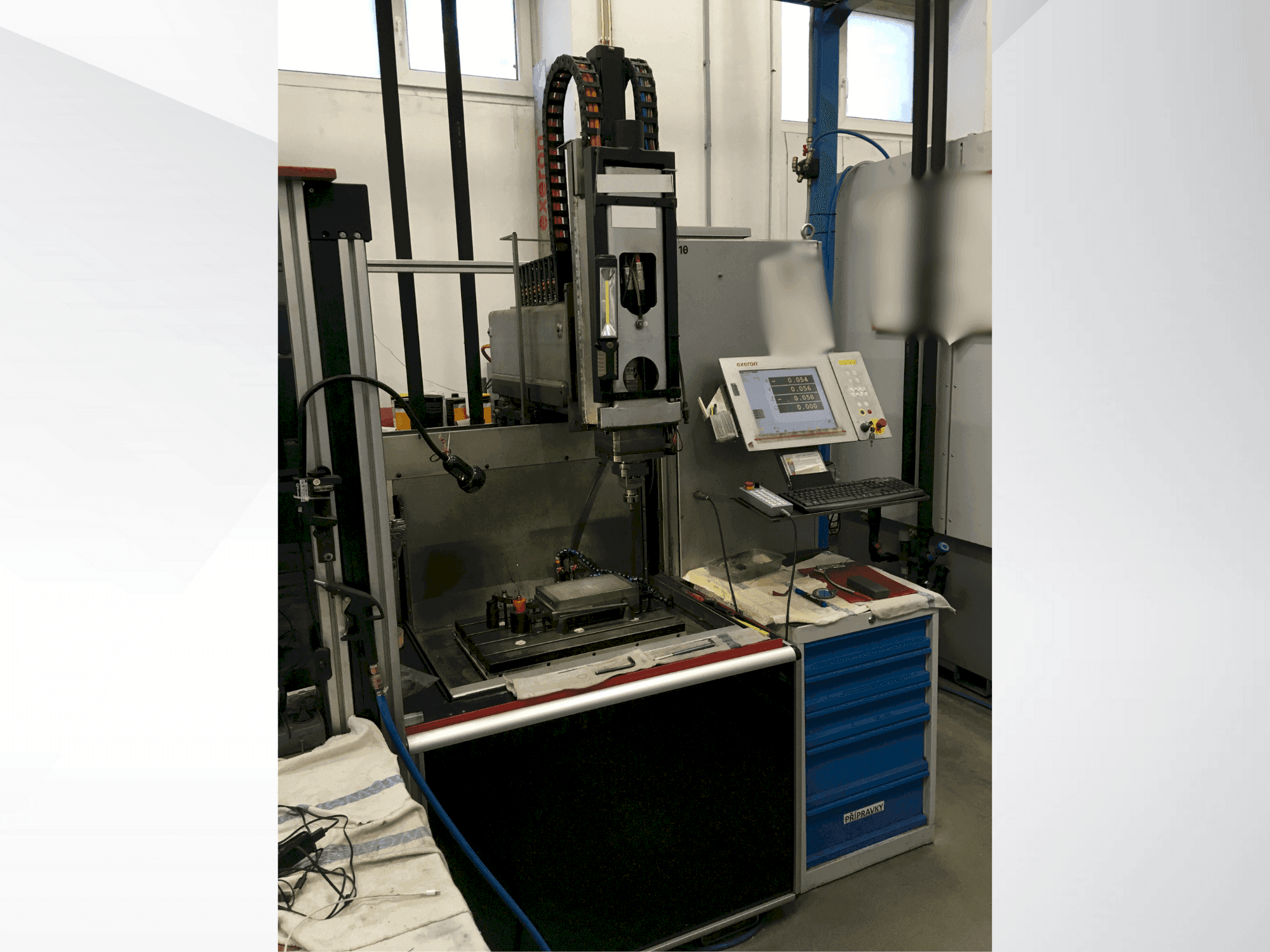 Prikaz stroja Exeron EDM 310 MF20 sprijeda