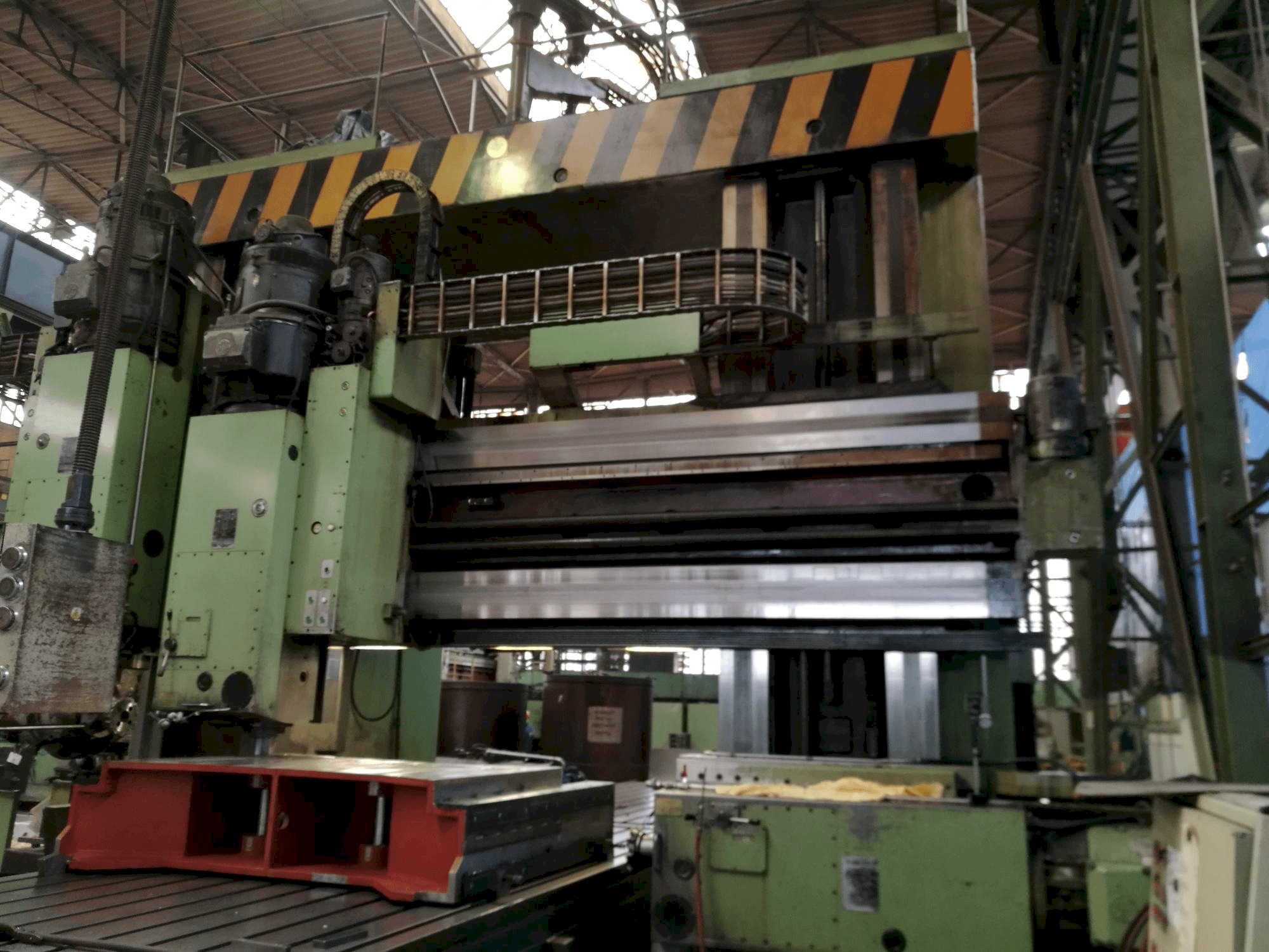 Prikaz stroja TOS FRV-D 20 x 40 sprijeda