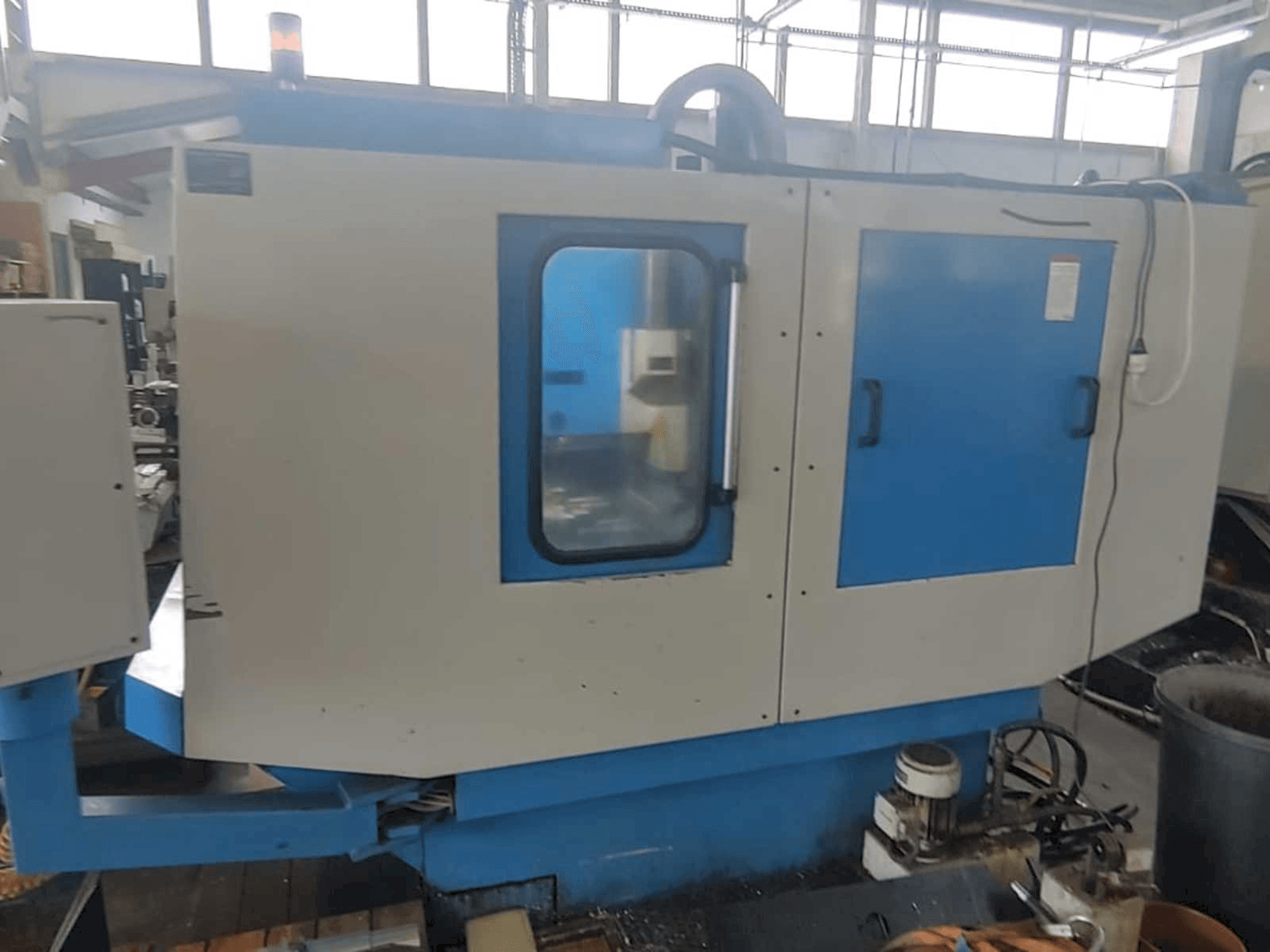 Prikaz stroja KONDIA CM-60 sprijeda