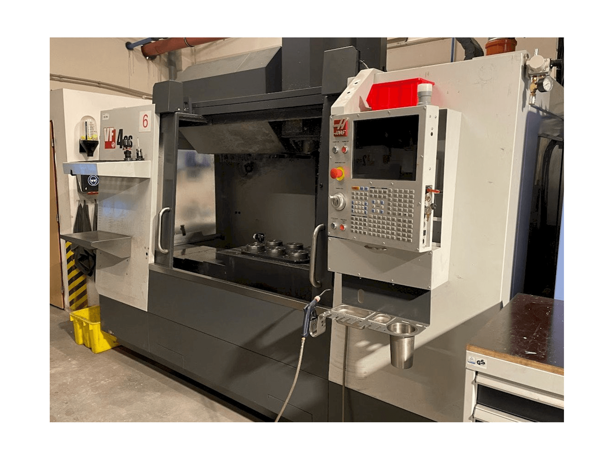 Prikaz stroja HAAS VF-4SS zdesna