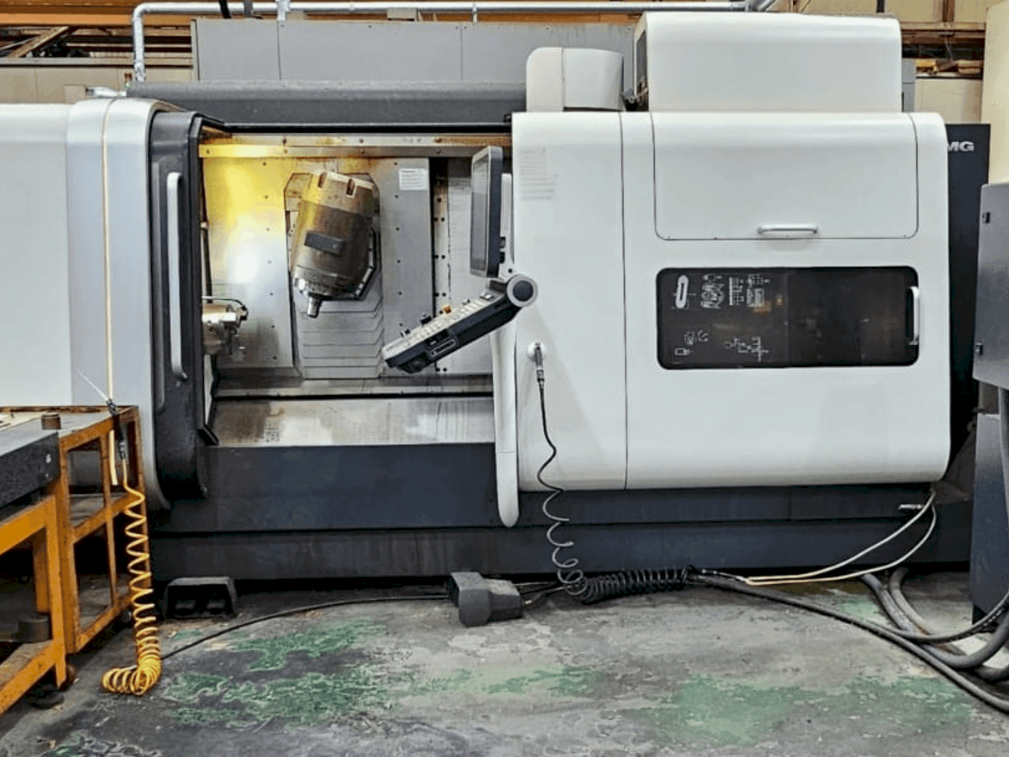 Prikaz stroja DMG MORI CTX 1250 TC sprijeda