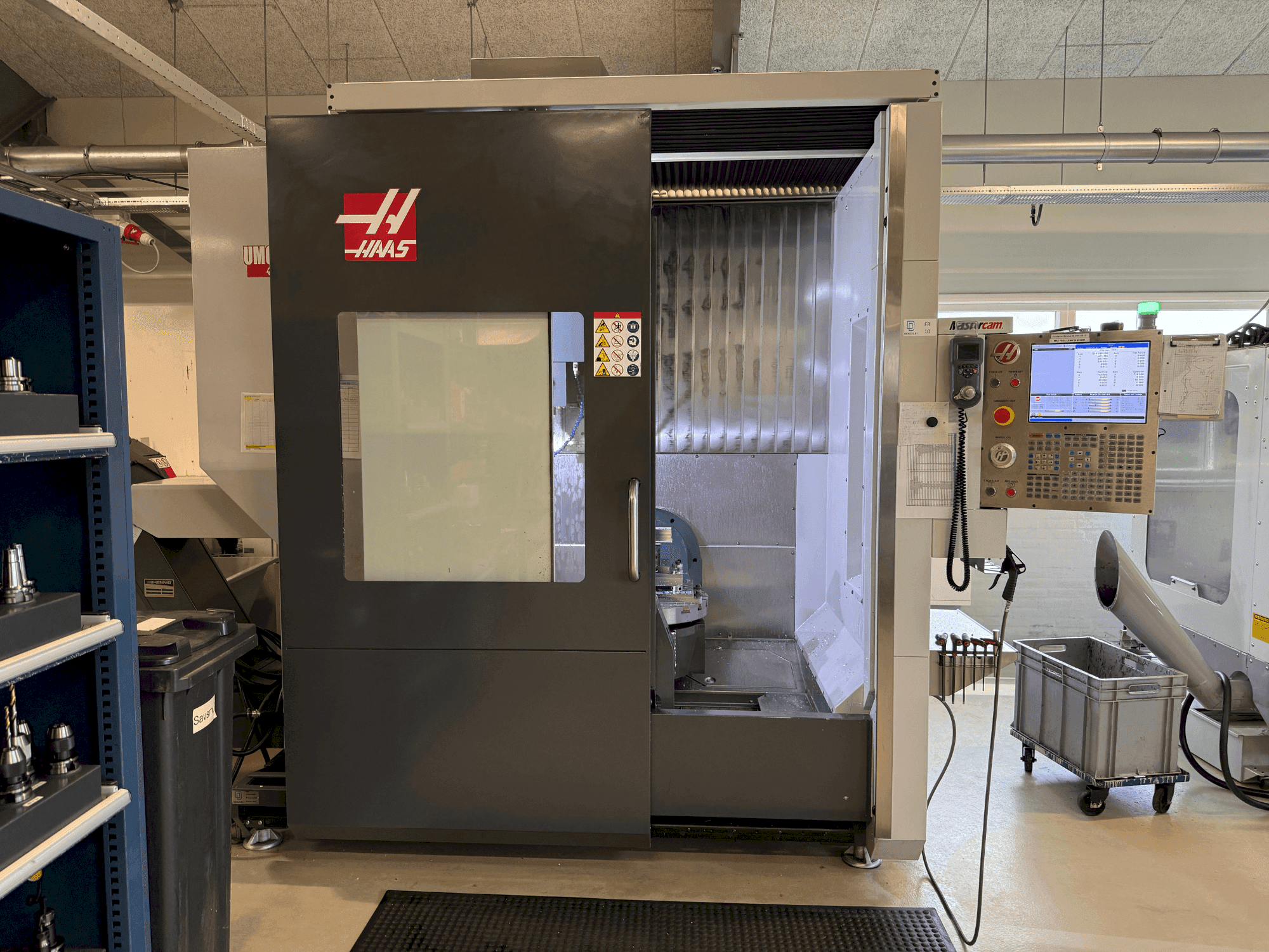Prikaz stroja HAAS UMC-750 sprijeda
