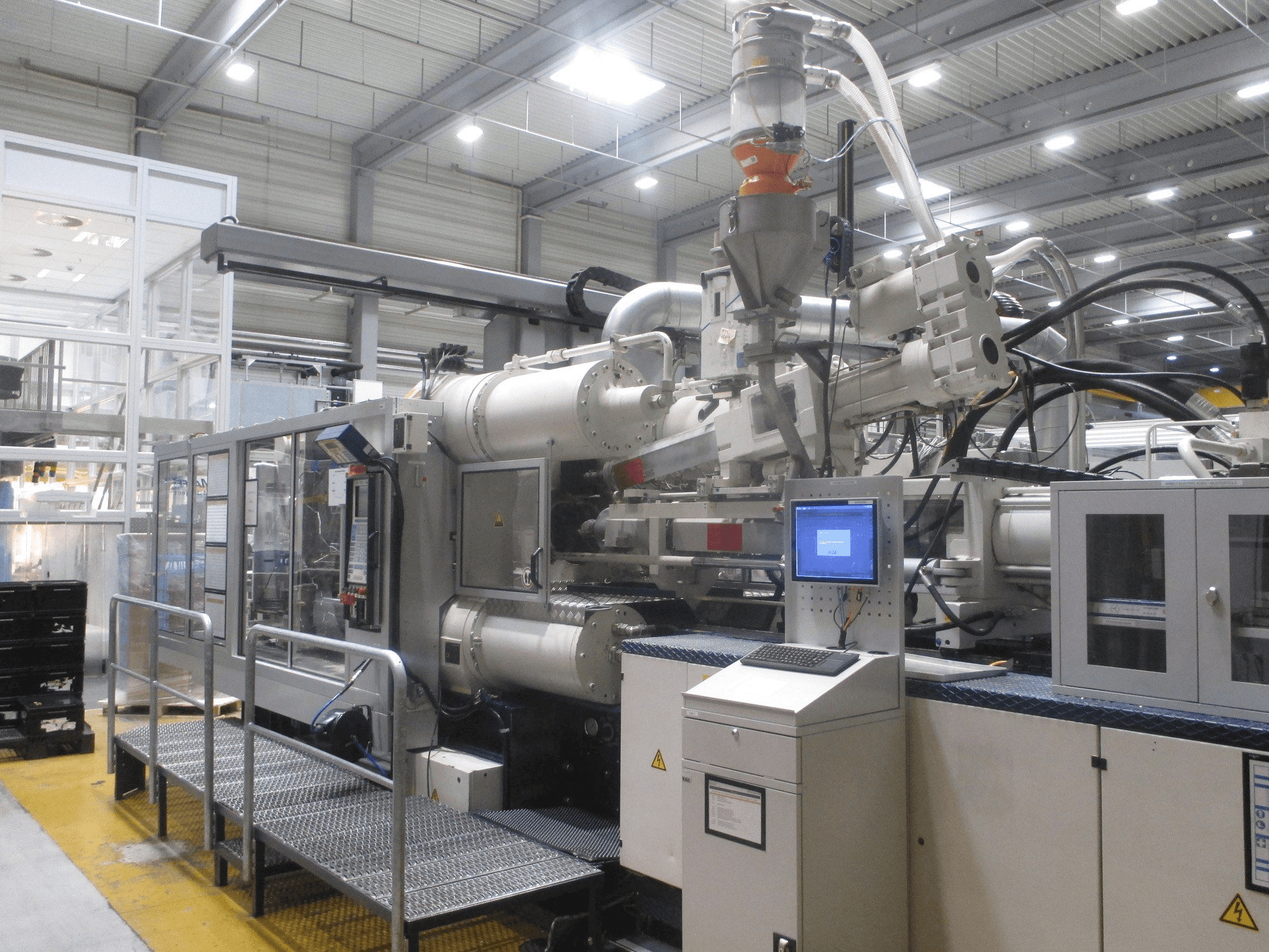 Prikaz stroja Krauss Maffei 575-1900-520-C2 sprijeda