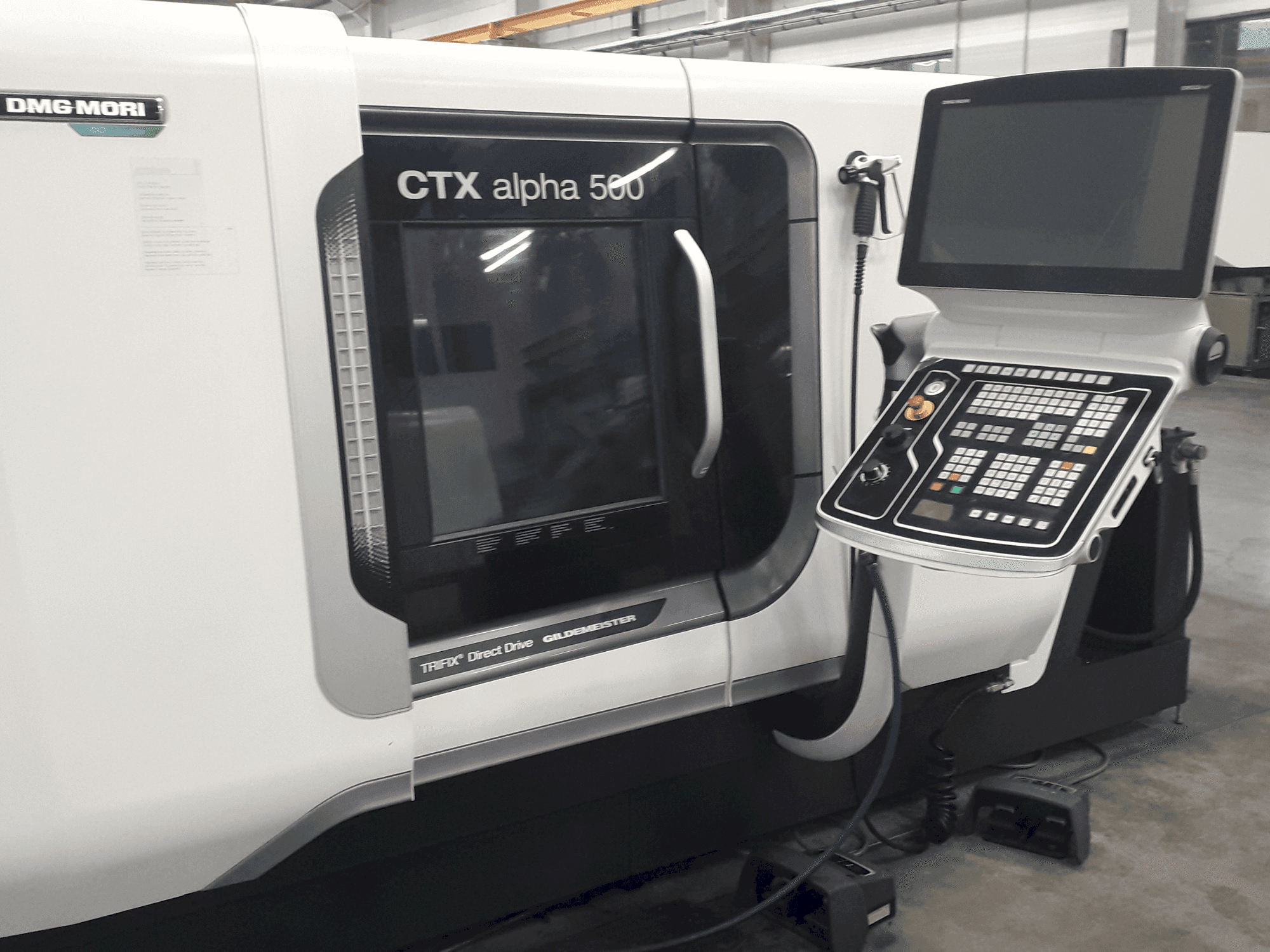 Prikaz stroja DMG MORI CTX Alpha 500 V6 sprijeda