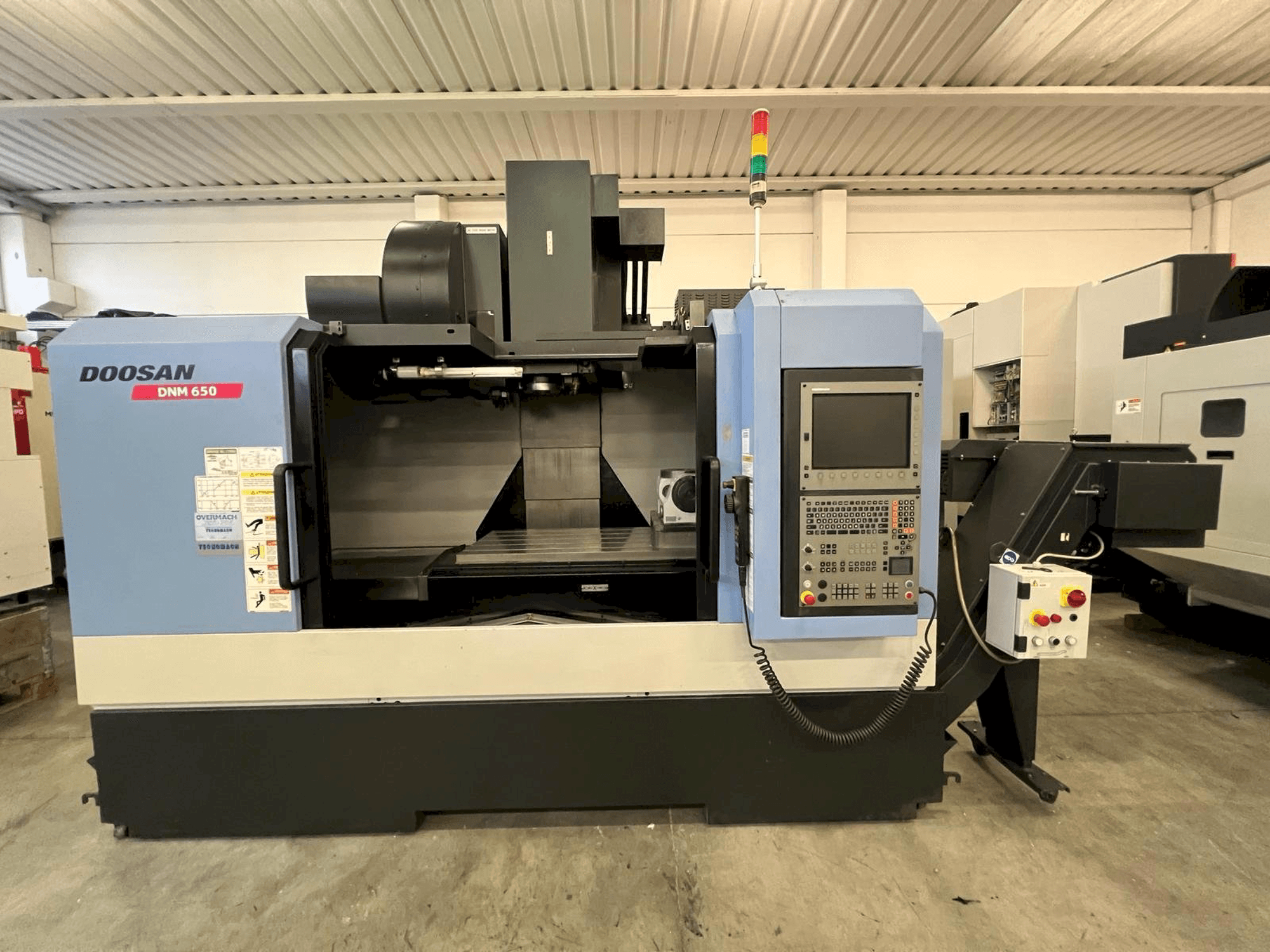 Prikaz stroja DOOSAN DNM 650 sprijeda