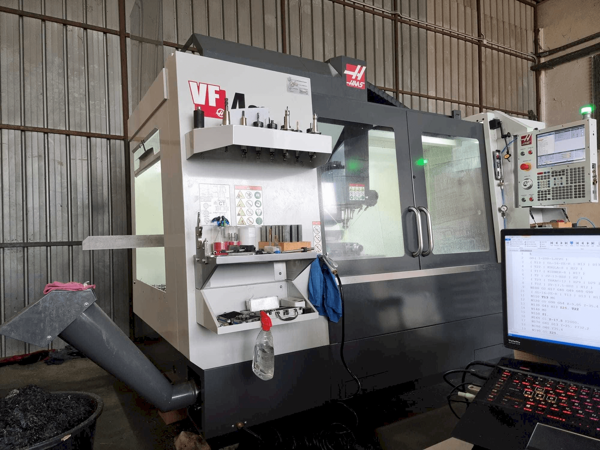 Prikaz stroja HAAS VF4SS sprijeda