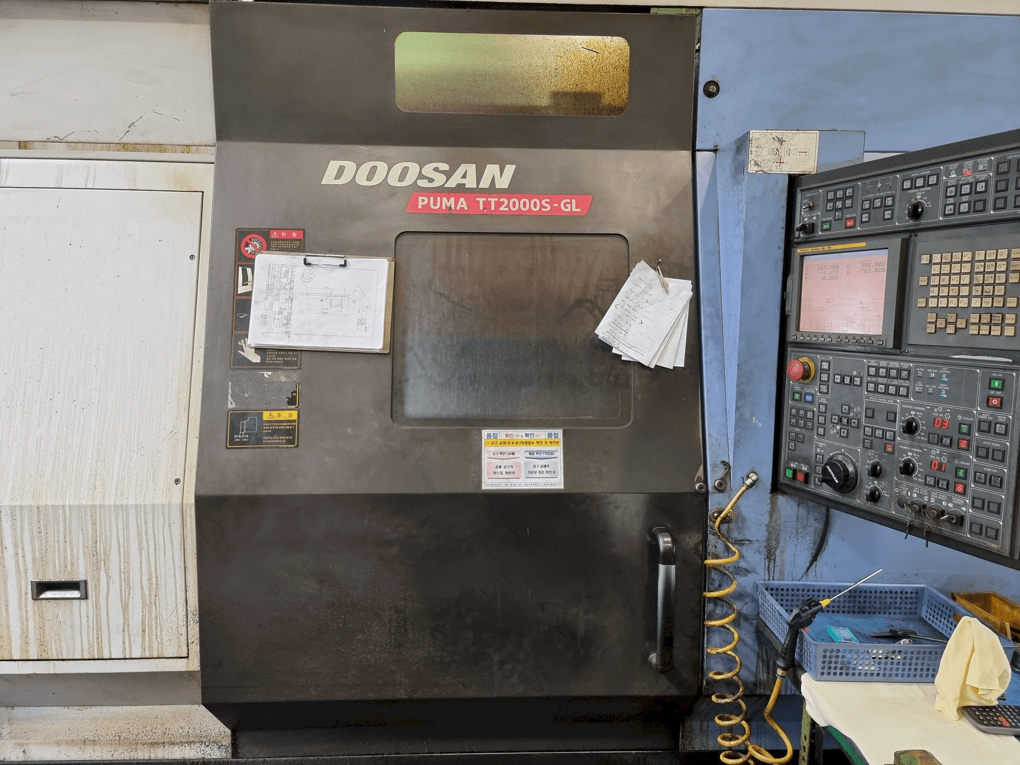 Prikaz stroja Doosan PUMA TT2000S-GL sprijeda