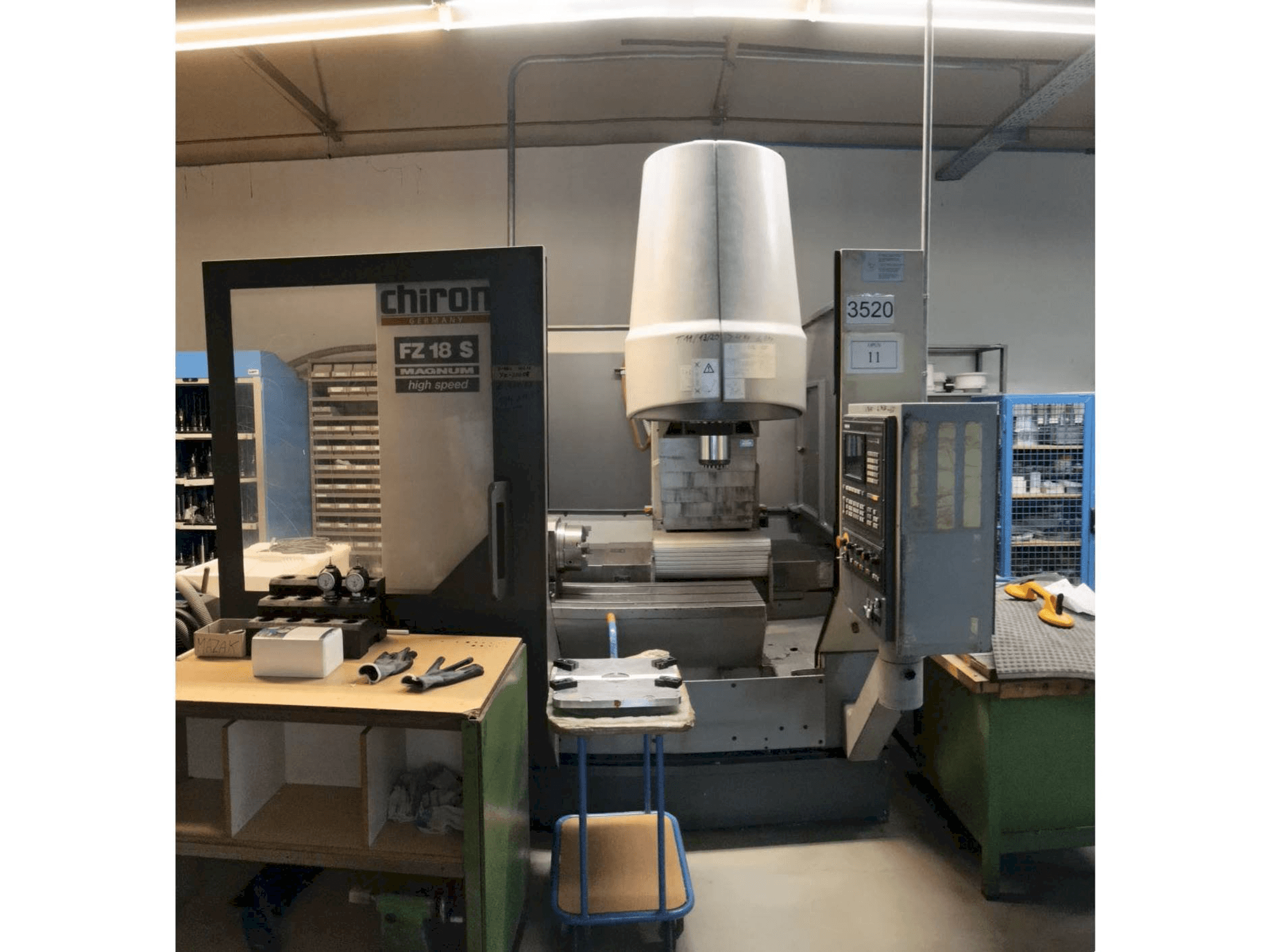 Prikaz stroja CHIRON FZ18 sprijeda