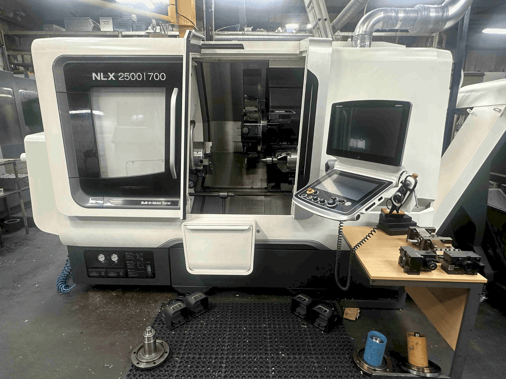 Prikaz stroja DMG MORI NLX2500SY/700 sprijeda