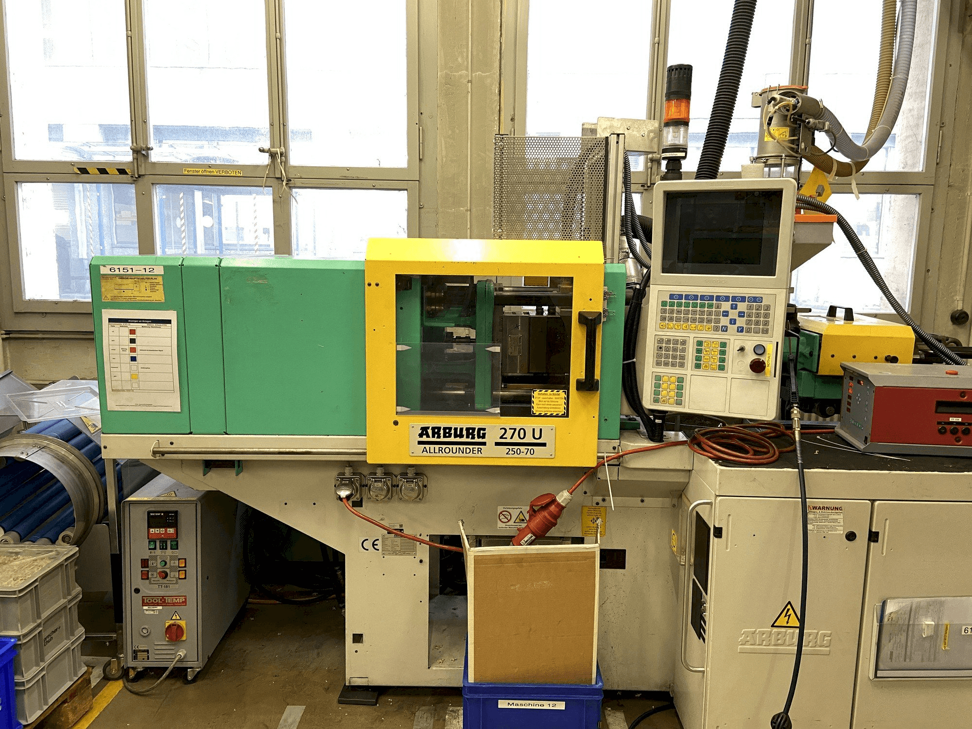 Prikaz stroja Arburg 270 U 250-70 sprijeda