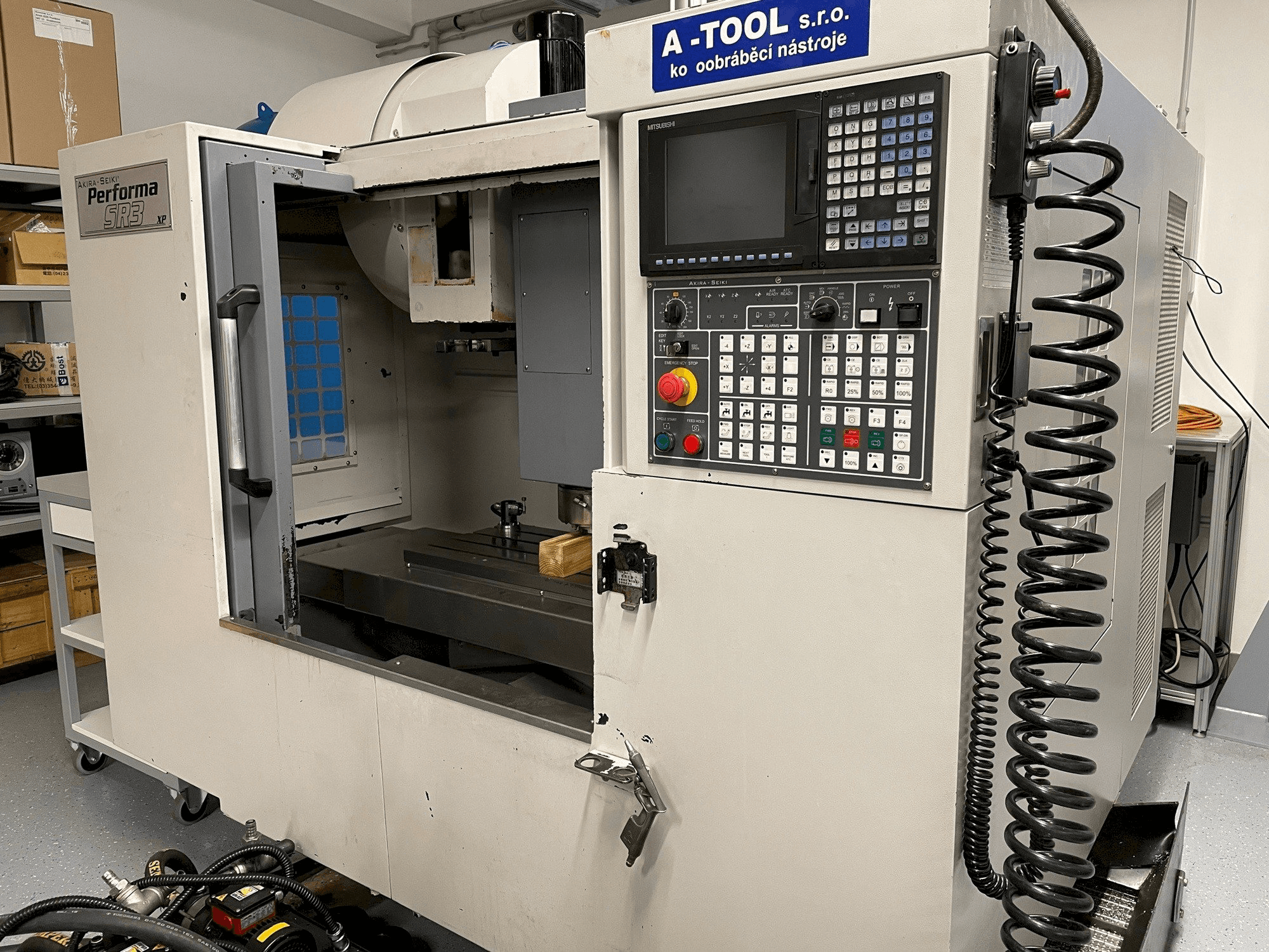 Prikaz stroja Akira Seiki SR3XP sprijeda