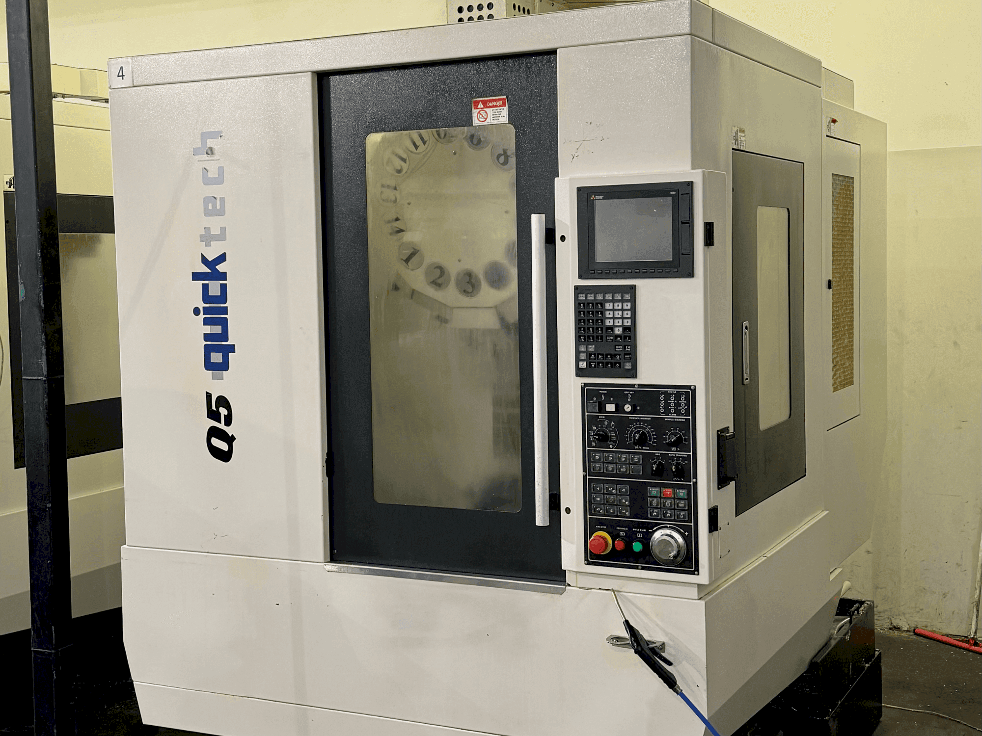 Prikaz stroja Quick-Tech Q5 sprijeda