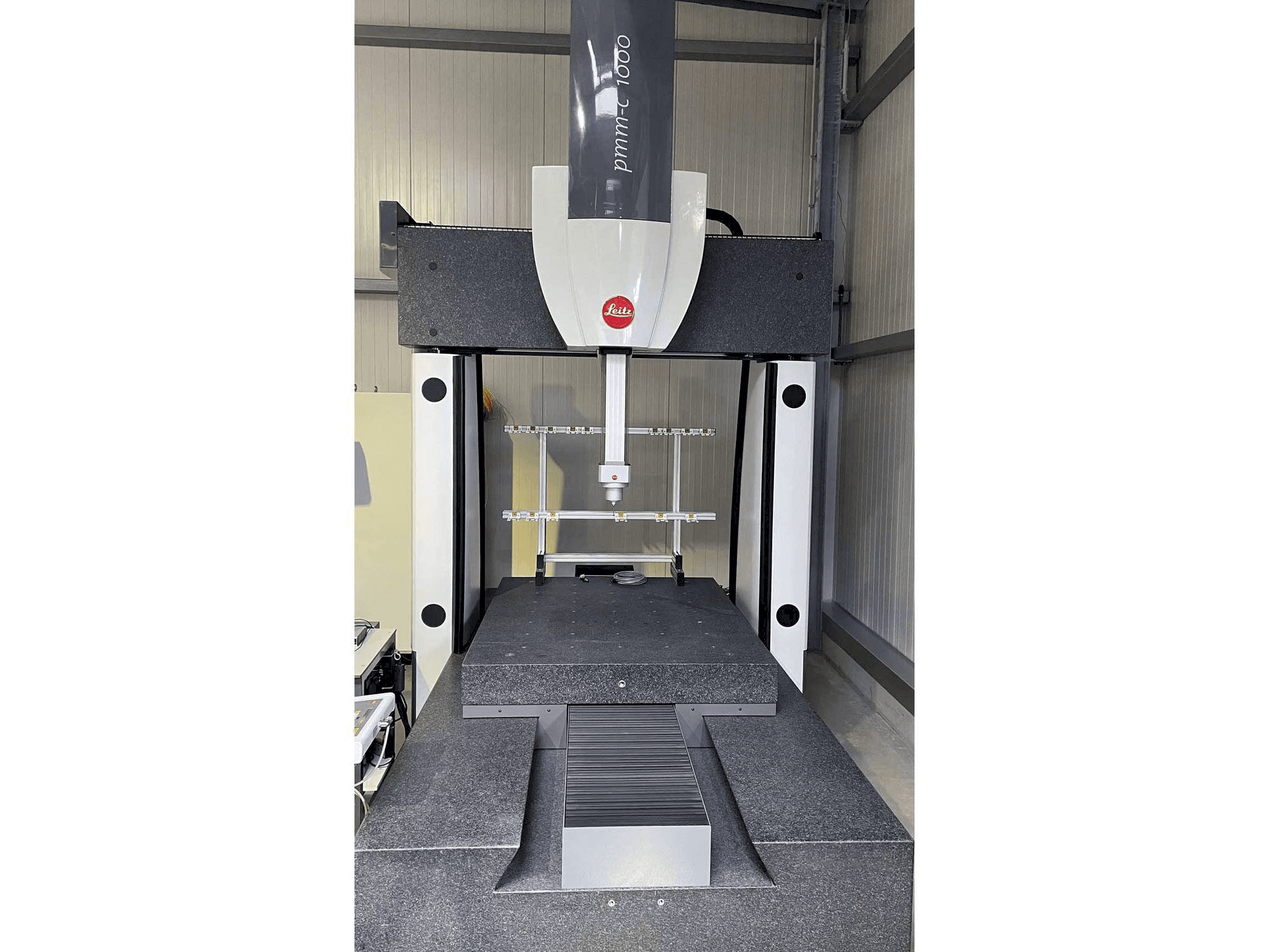 Prikaz stroja Hexagon PMM-C 1000 sprijeda