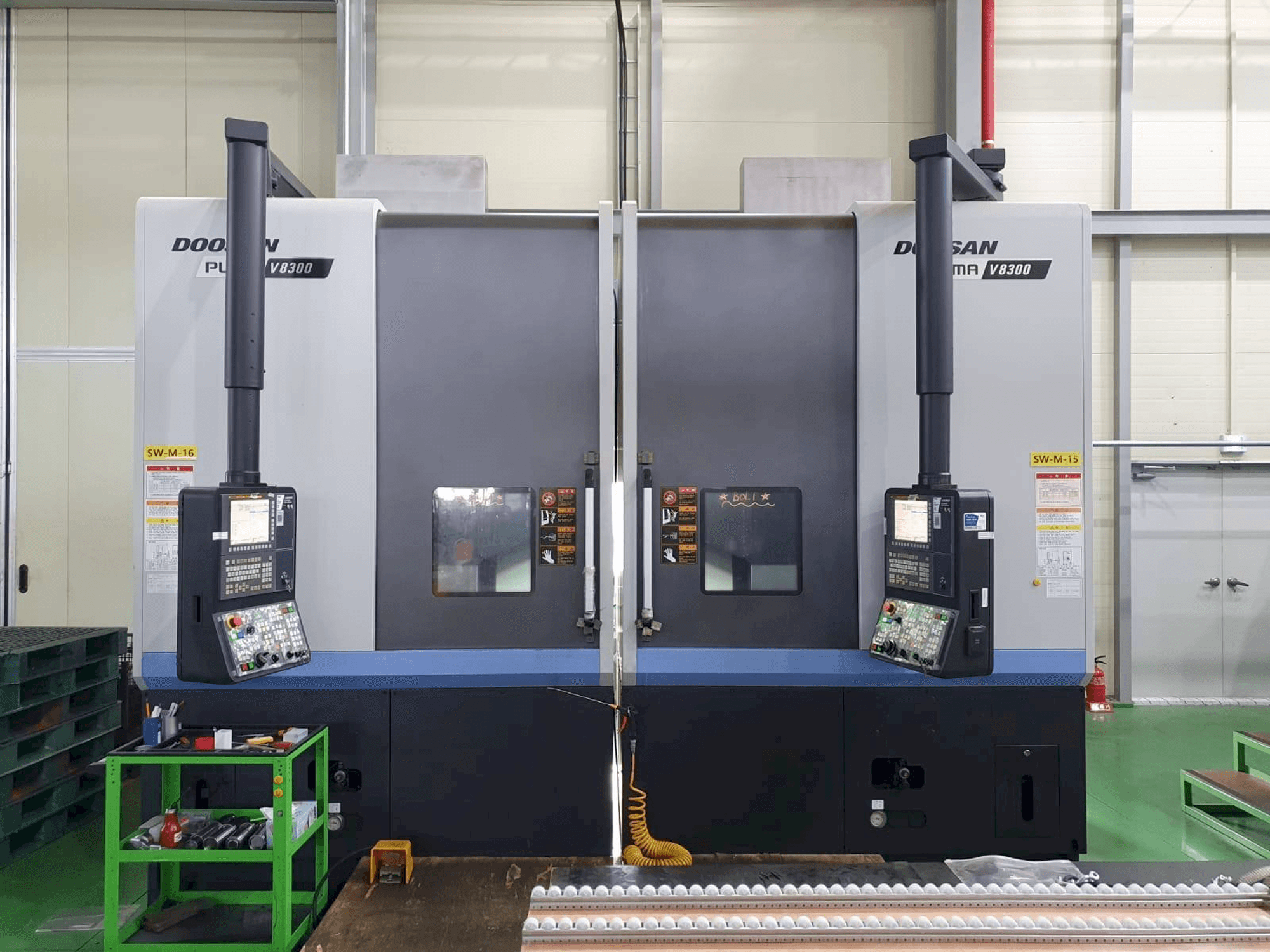 Prikaz stroja Doosan V8300R sprijeda