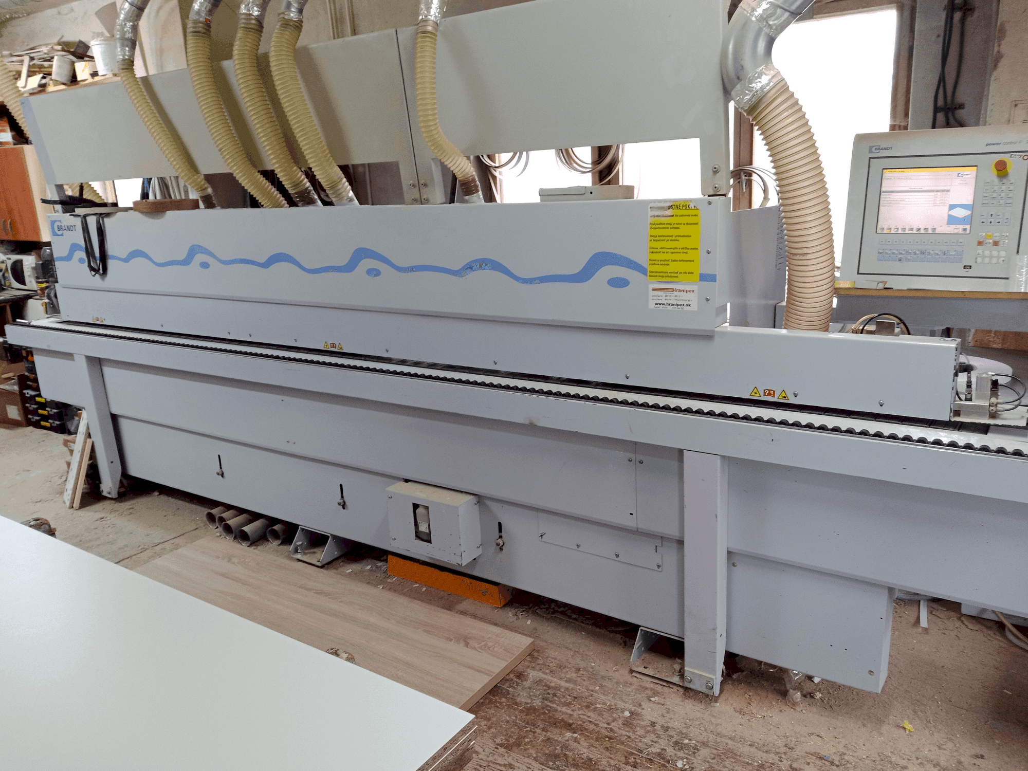 Prikaz stroja BRANDT Highflex 1440 sprijeda