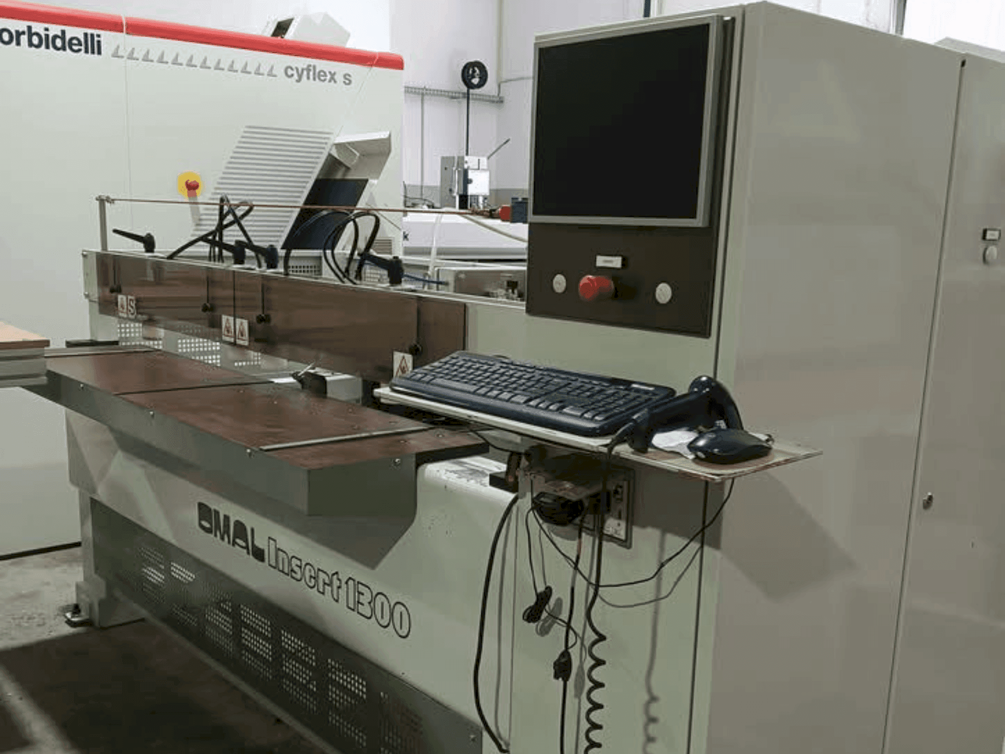Prikaz stroja OMAL Insert 1300 sprijeda