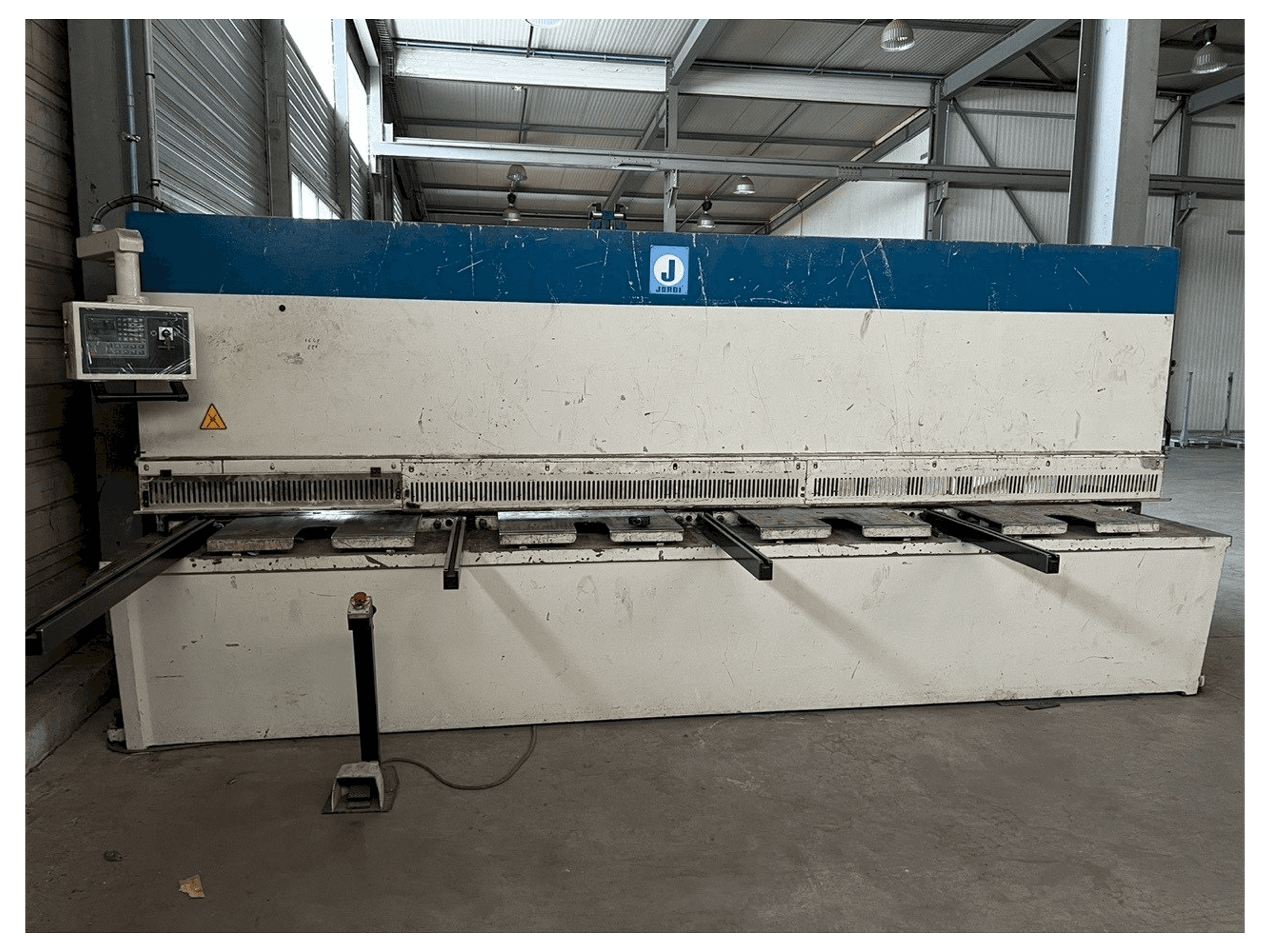 Prikaz stroja JORDI CH 413 sprijeda