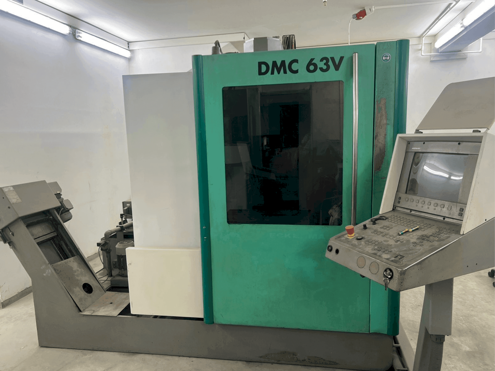 Prikaz stroja DECKEL MAHO DMC 63V sprijeda