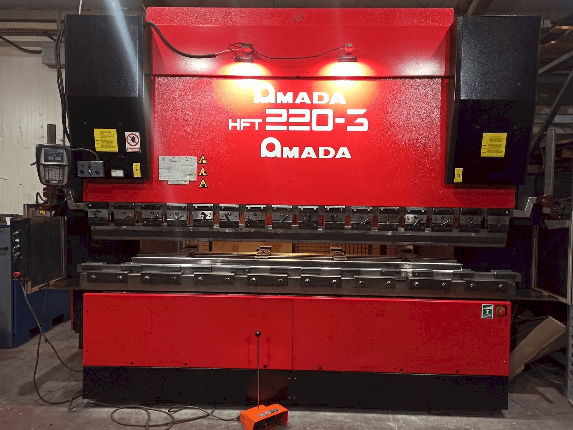 Prikaz stroja AMADA HFT 220-3 sprijeda