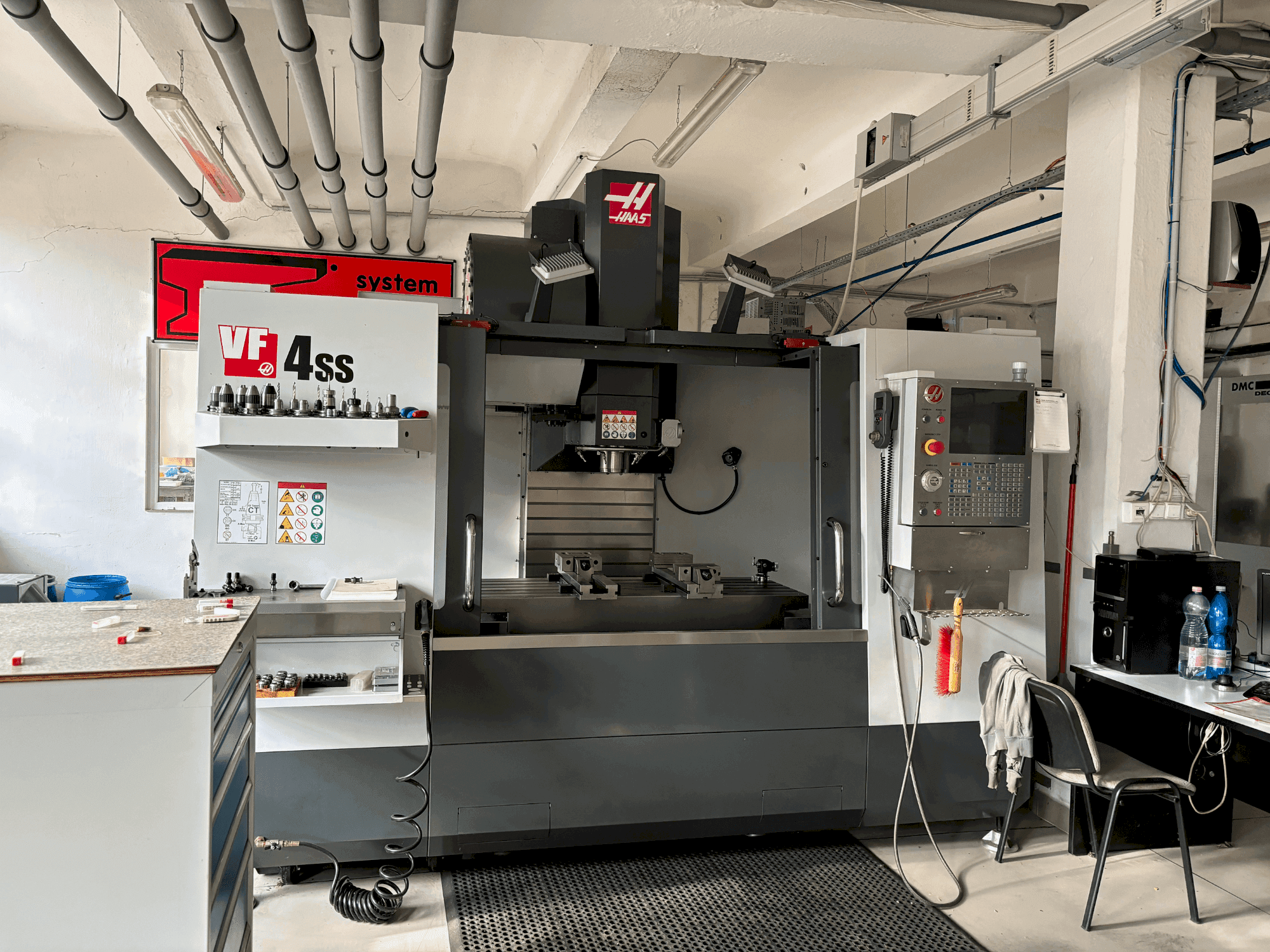 Prikaz stroja HAAS HASS VS4SS sprijeda