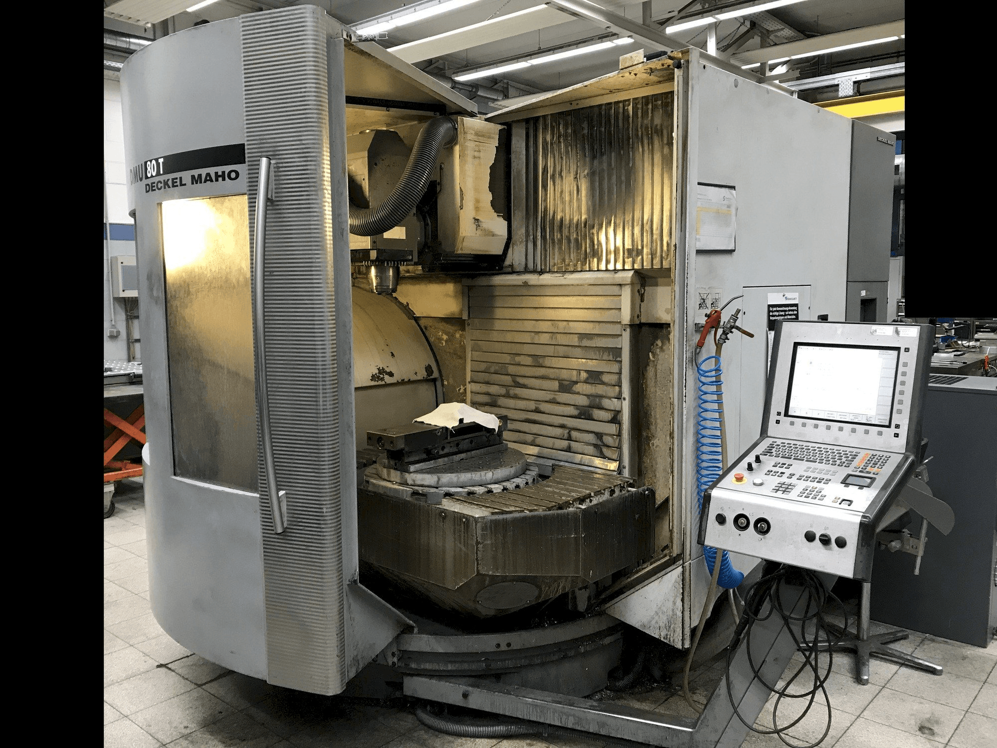 Prikaz stroja DECKEL MAHO DMU 80 T sprijeda