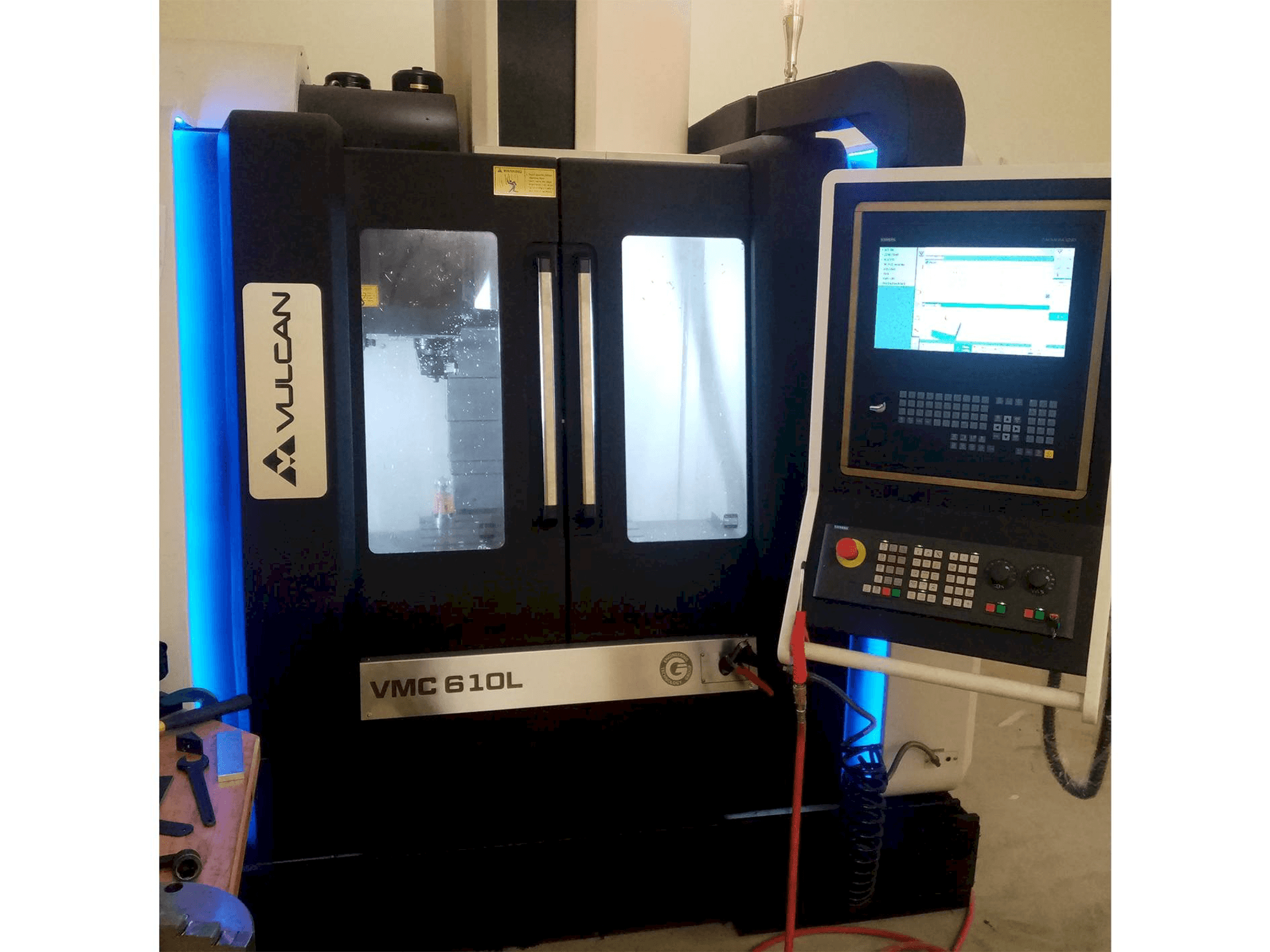 Prikaz stroja VULCAN VMC 610L sprijeda