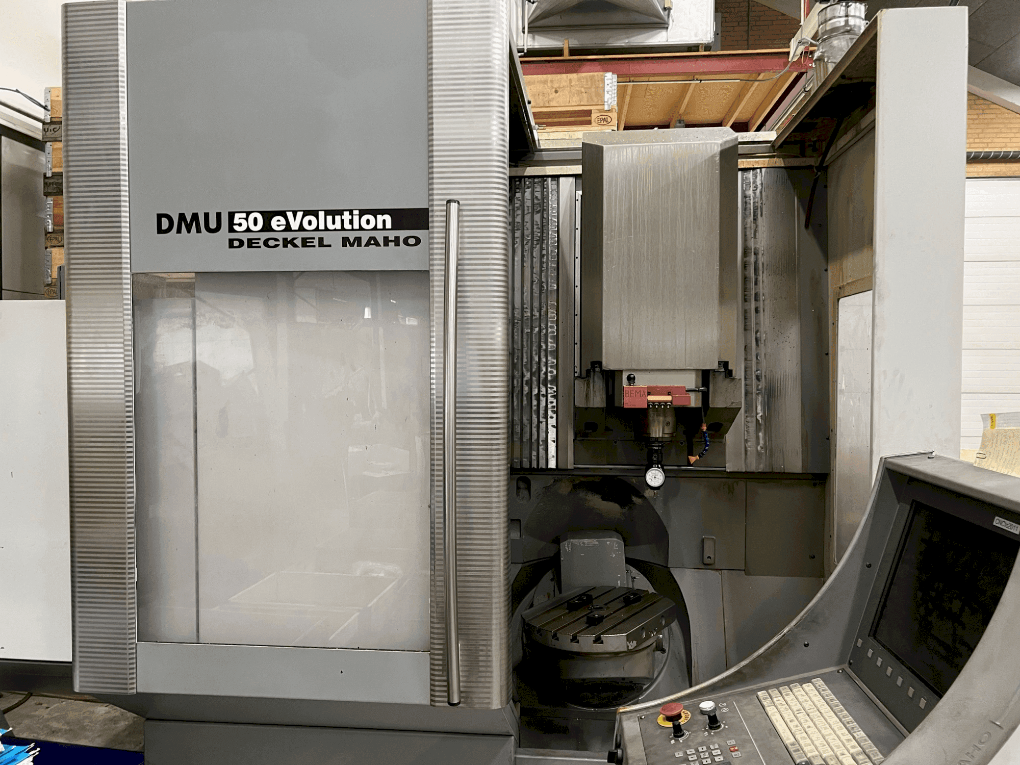 Prikaz stroja DECKEL MAHO DMU 50 eVolution sprijeda