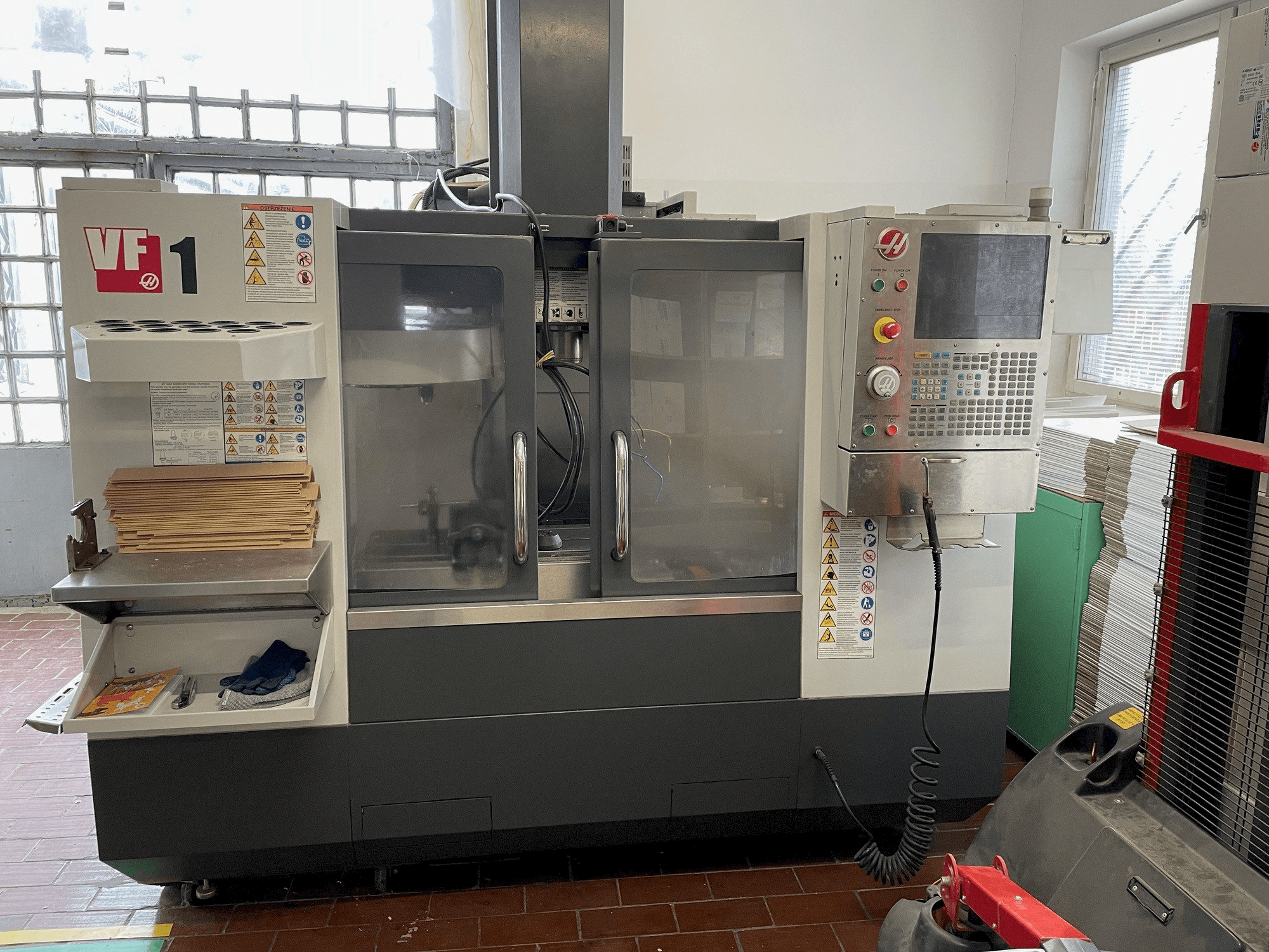 Prikaz stroja HAAS VF-1 sprijeda