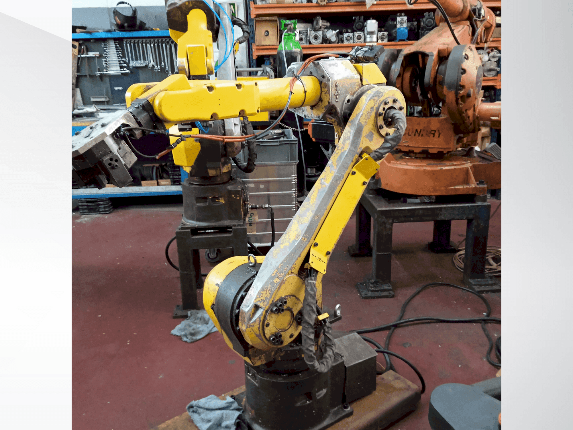 Prikaz stroja FANUC M-16iB sprijeda
