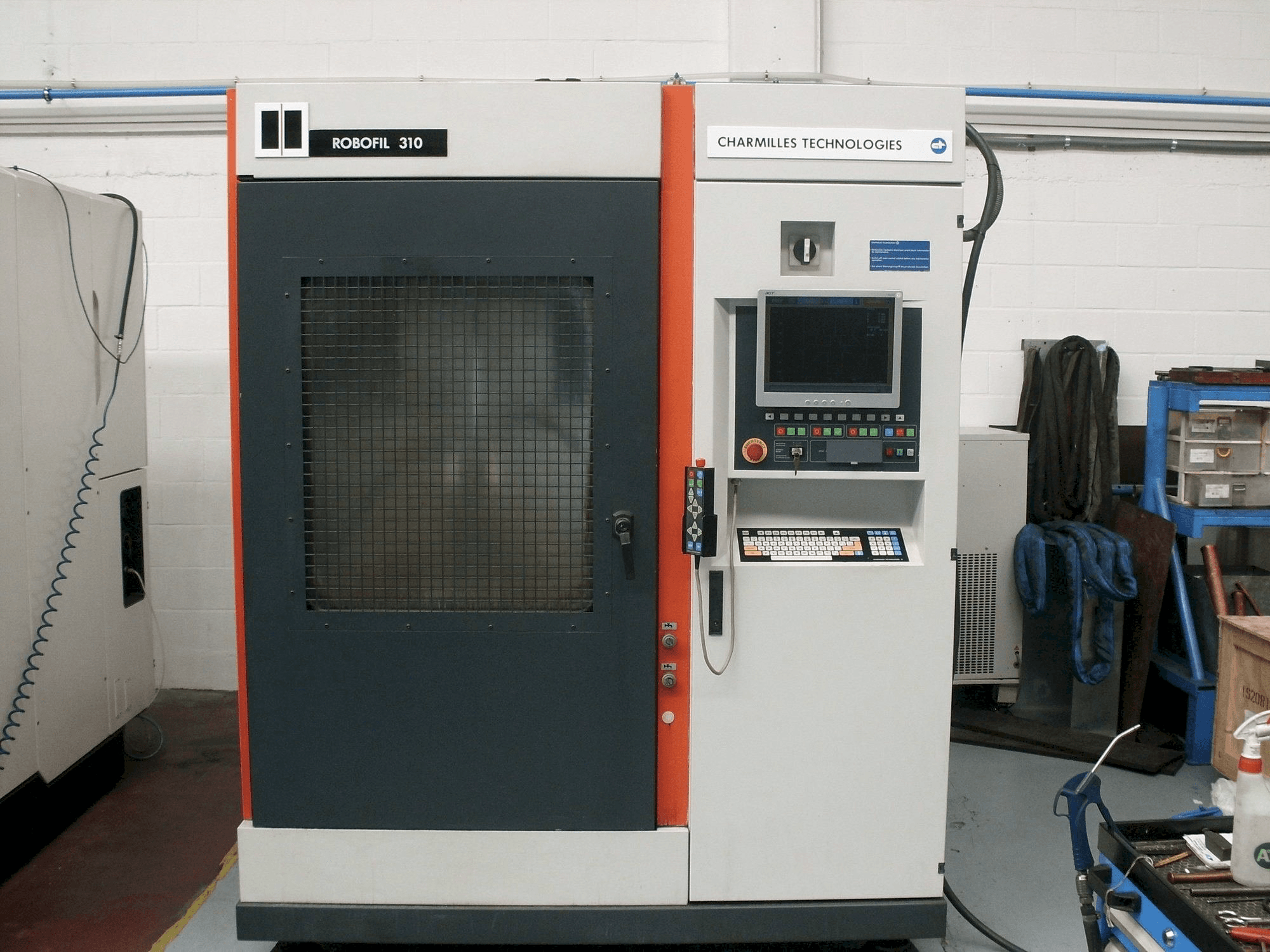 Prikaz stroja CHARMILLES Robofil 310 sprijeda