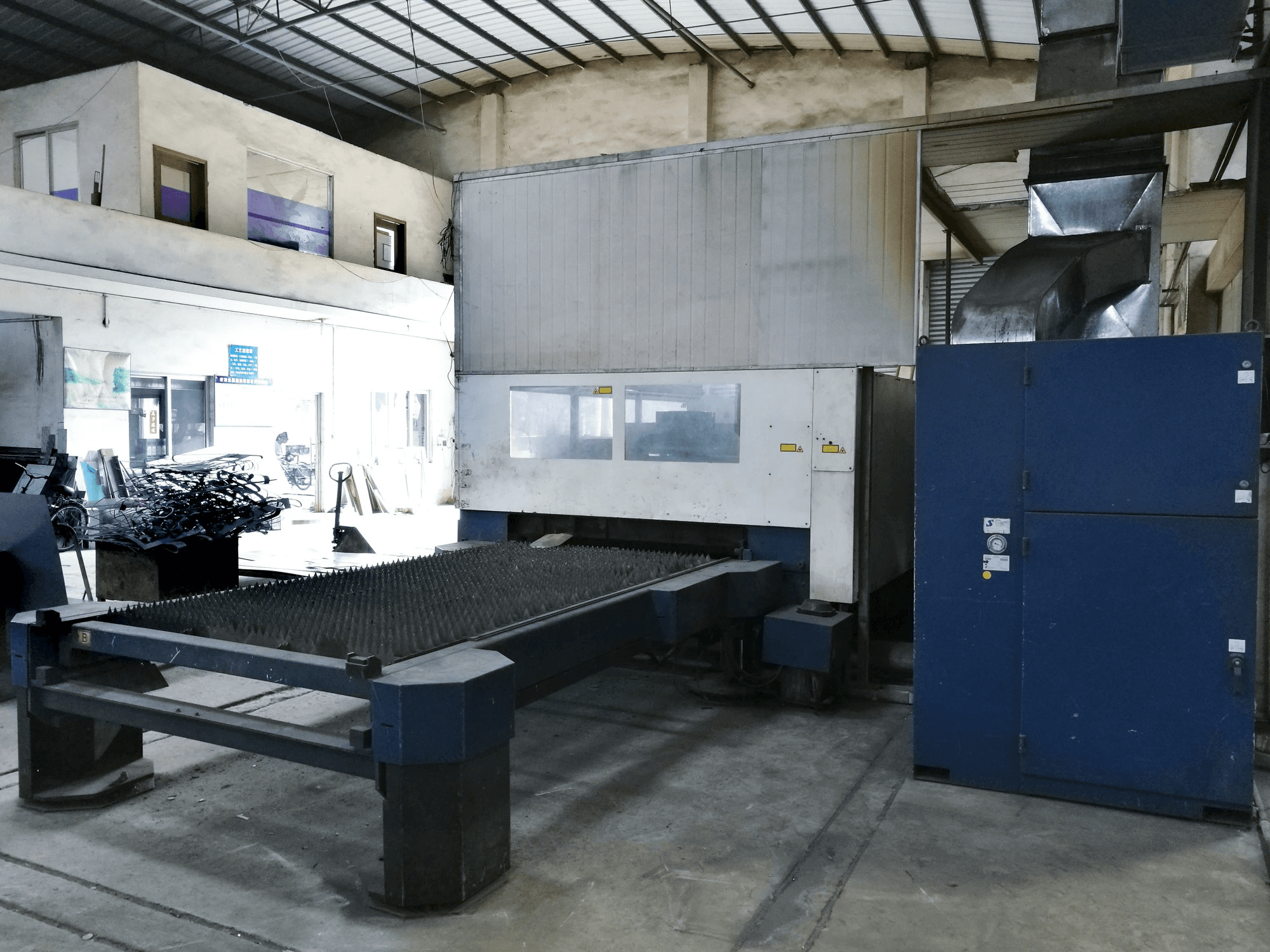 Prikaz 1 stroja Trumpf TruLaser L3030 zdesna