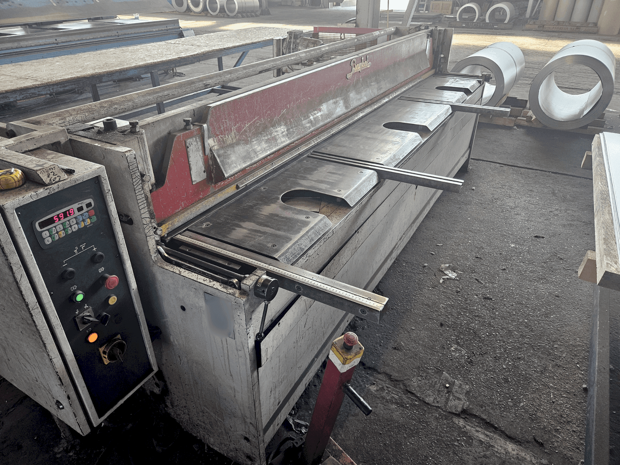 Prikaz stroja Baykal RGS 3150x3 sprijeda