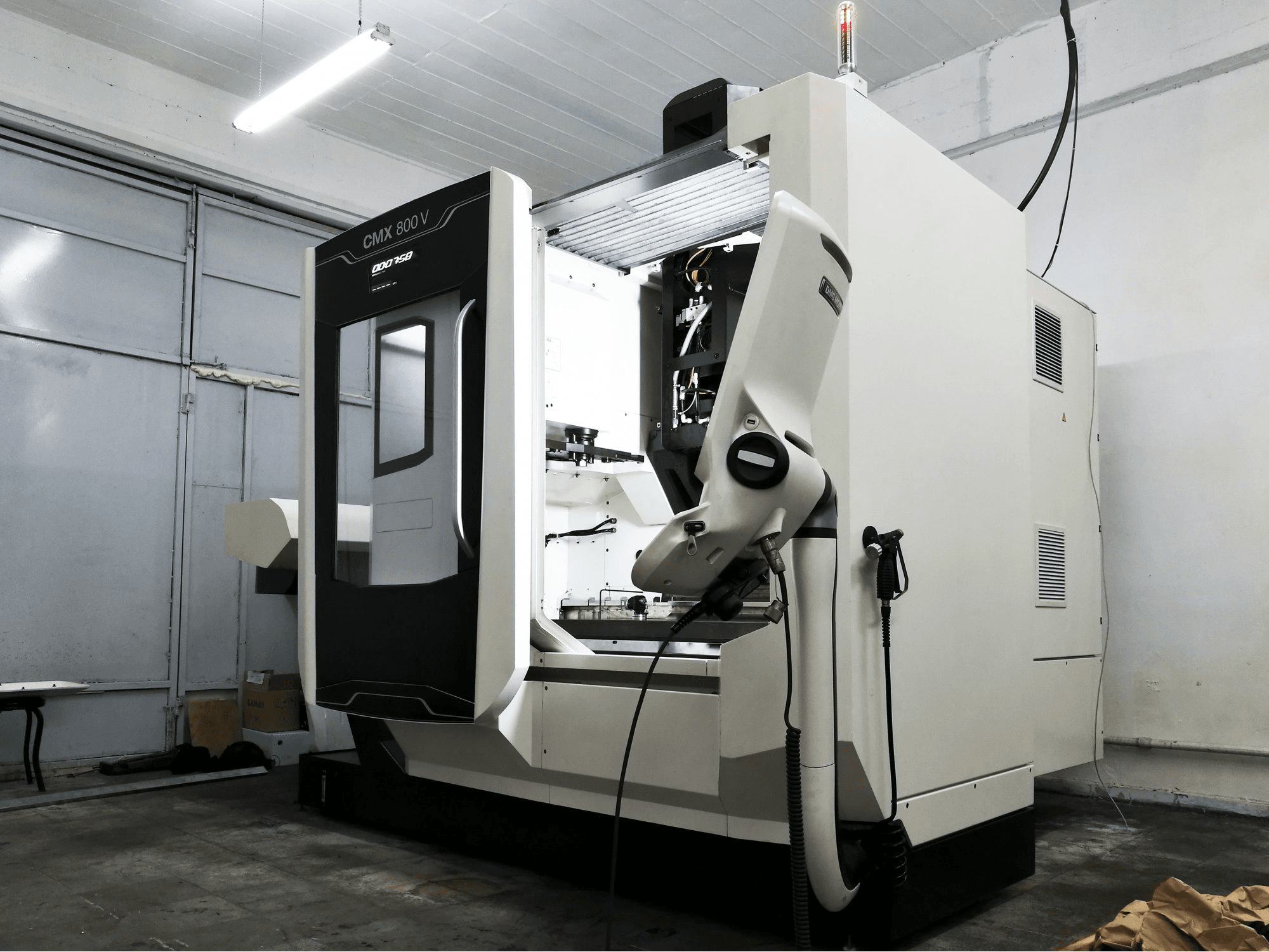 Prikaz stroja DMG MORI CMX 800 V zdesna