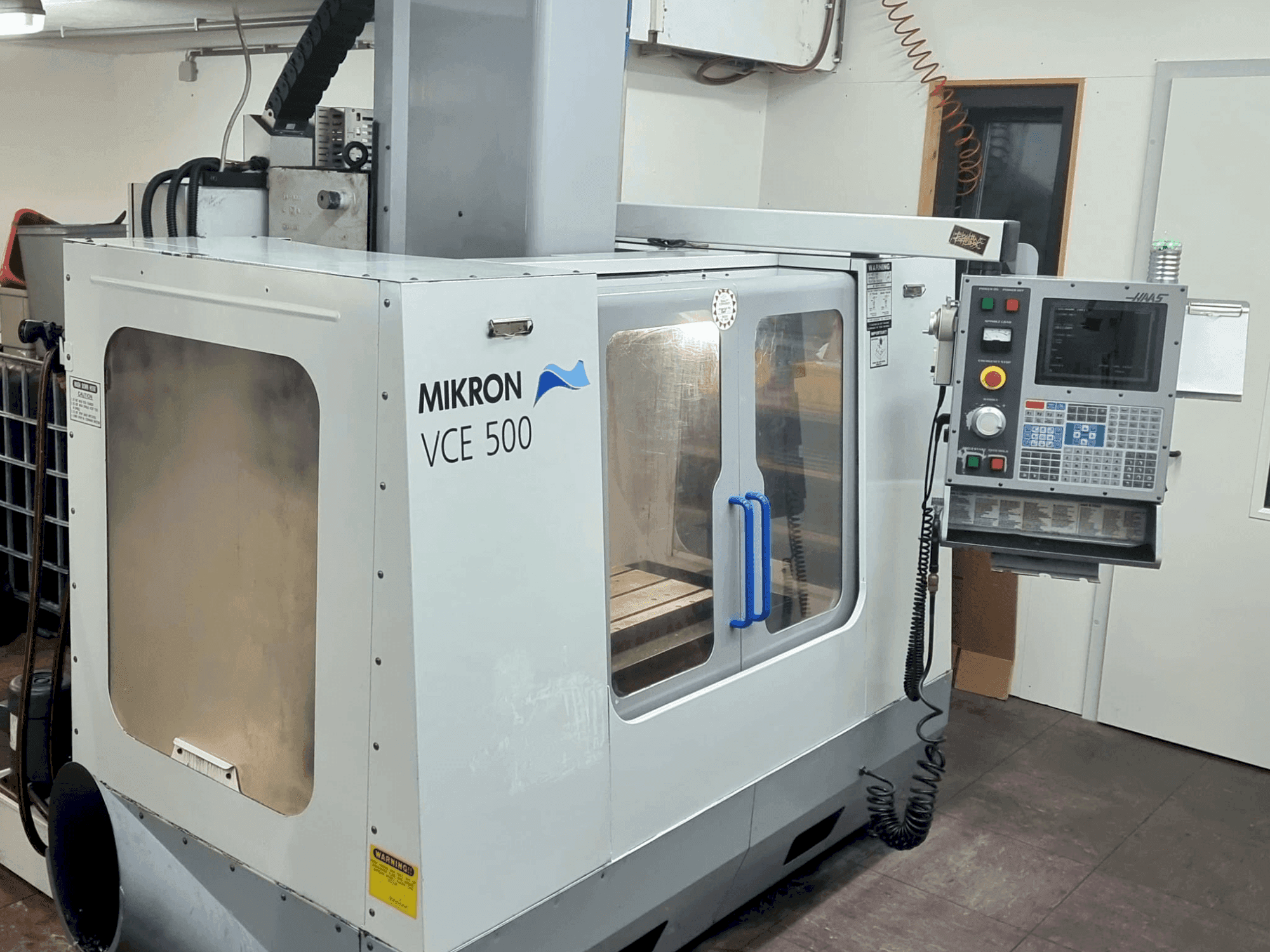 Prikaz stroja HAAS VCE 550 sprijeda