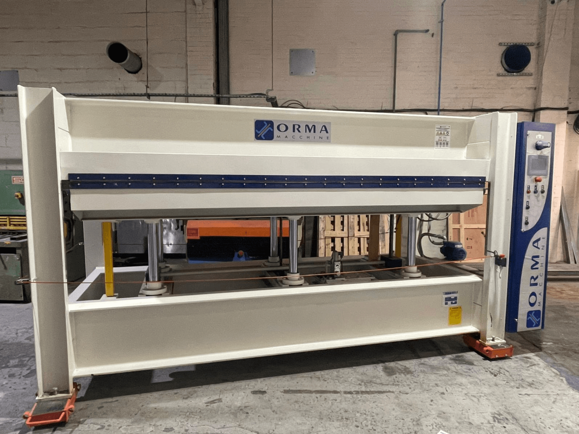 Hidraulična preša Orma Macchine u prednjem pogledu, s četiri okomita nosača i upravljačkom pločom s desne strane.