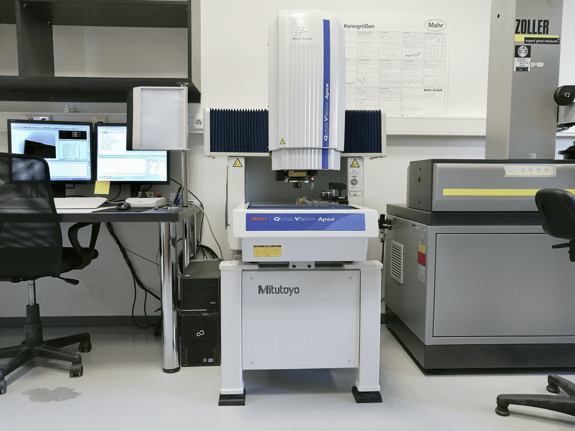 Prikaz stroja Mitutoyo QVT1-X302PIL-C sprijeda