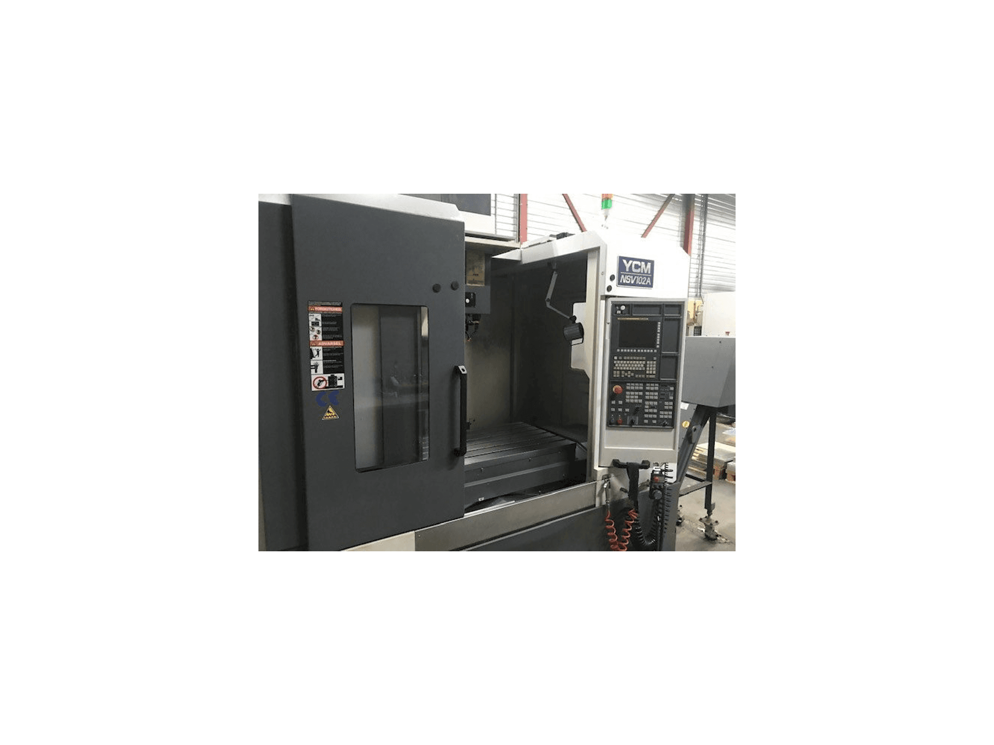 Prikaz stroja YCM NSV102A sprijeda