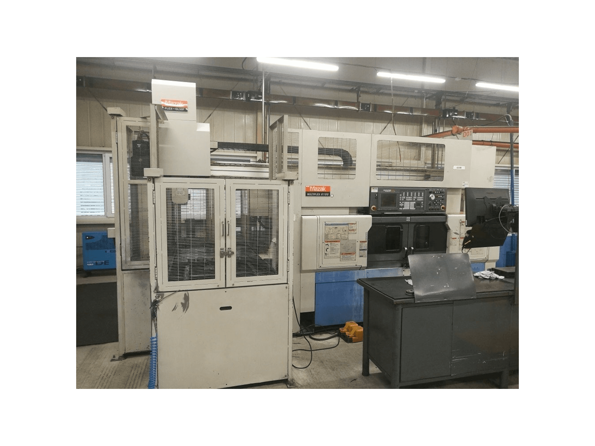 Prikaz stroja Mazak Multiplex 6100 + robot FLEX-GL50F sprijeda