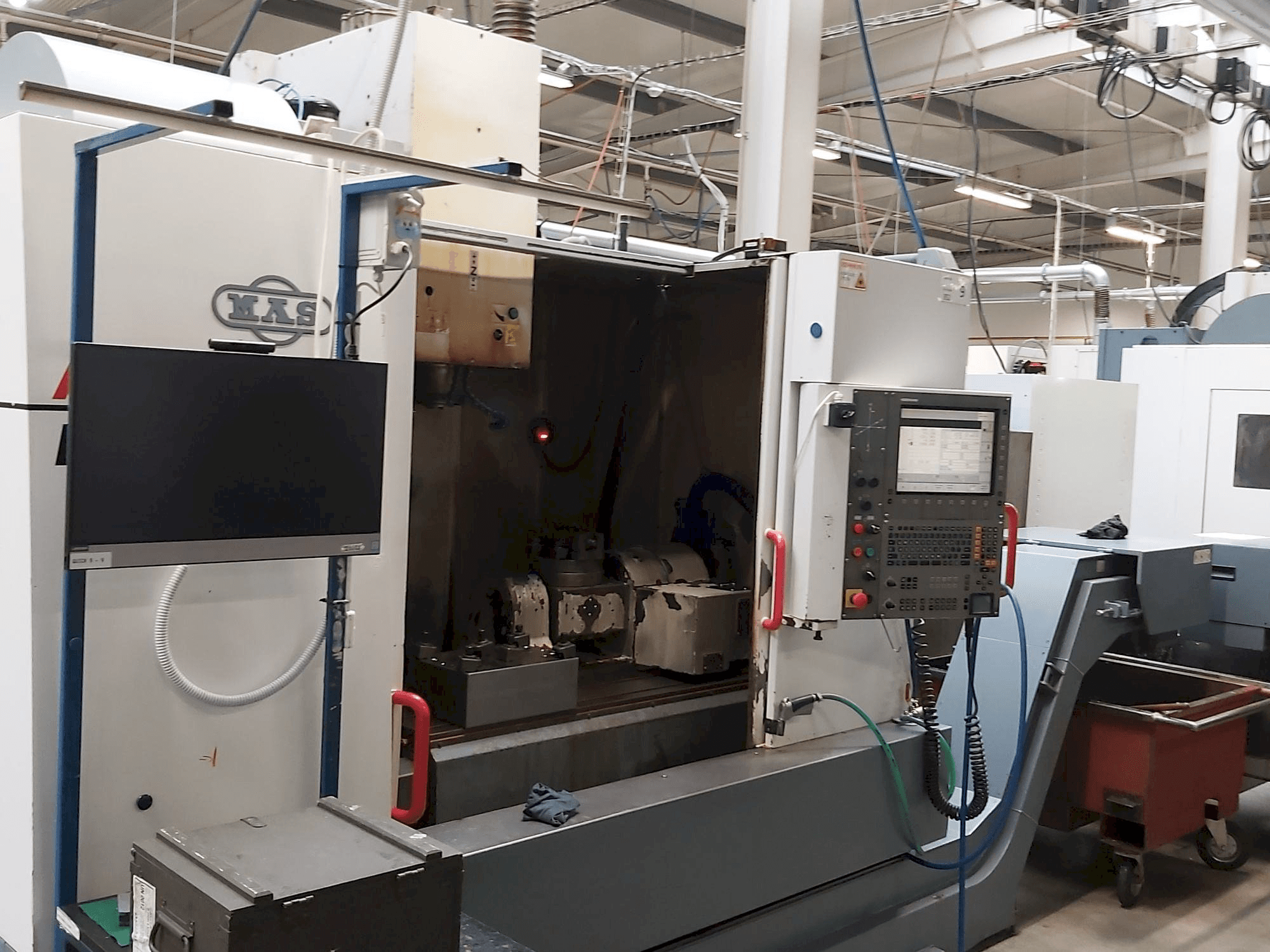 Prikaz lijeve strane stroja KOVOSVIT MAS MCV 1016 Quick