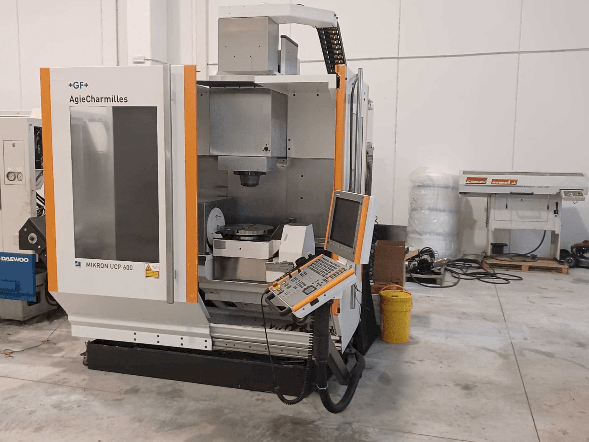 Prikaz stroja AgieCharmilles Mikron UCP 600 sprijeda