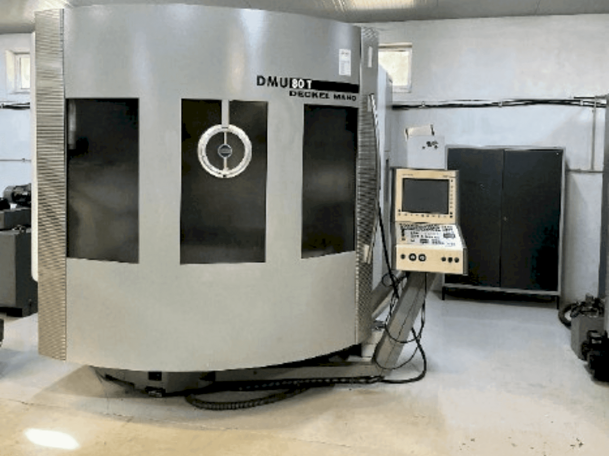 Prikaz stroja DMG DECKEL MAHO DMU 80T sprijeda