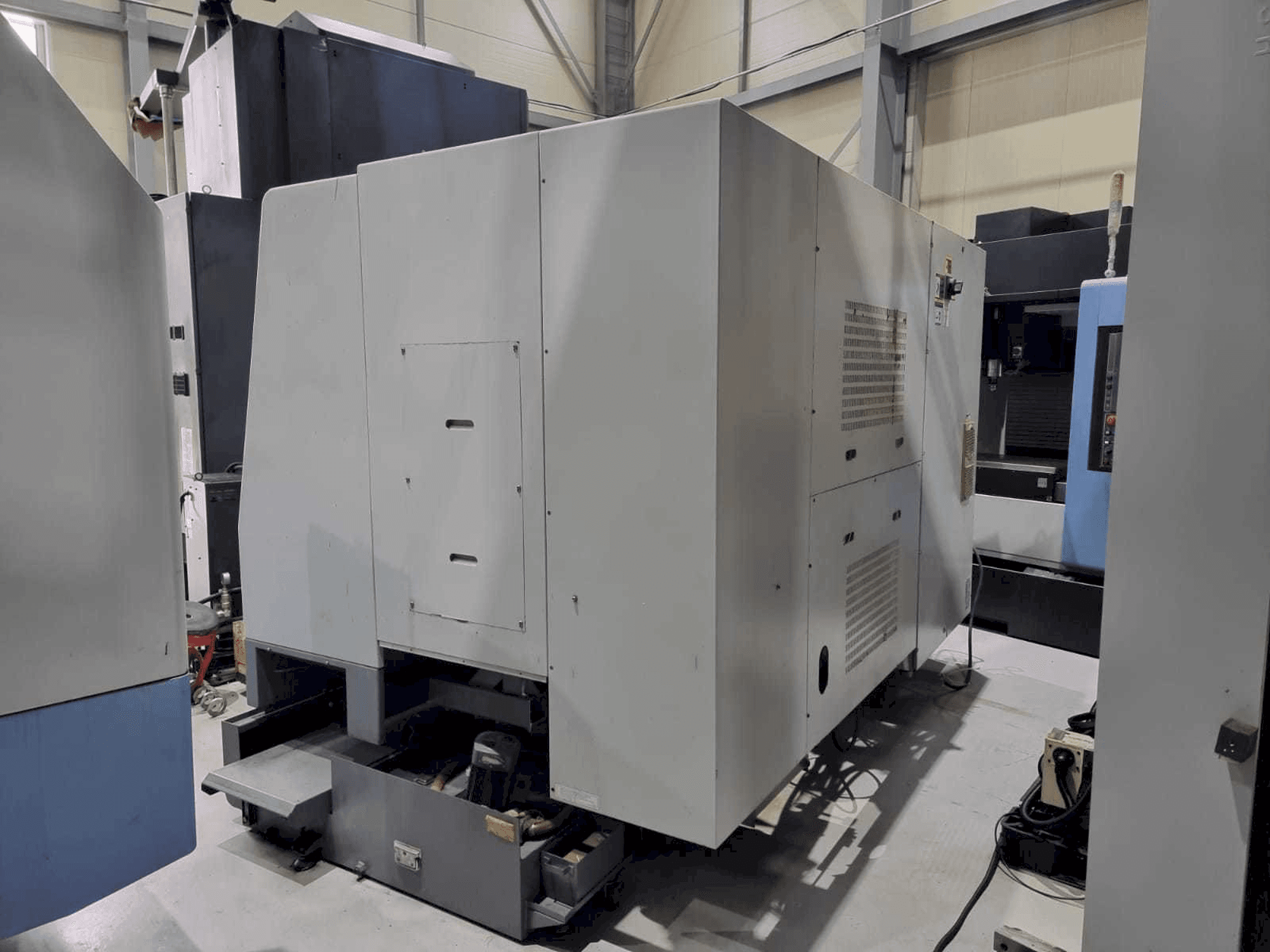 Prikaz stroja Hyundai Kia SKT250Y sprijeda