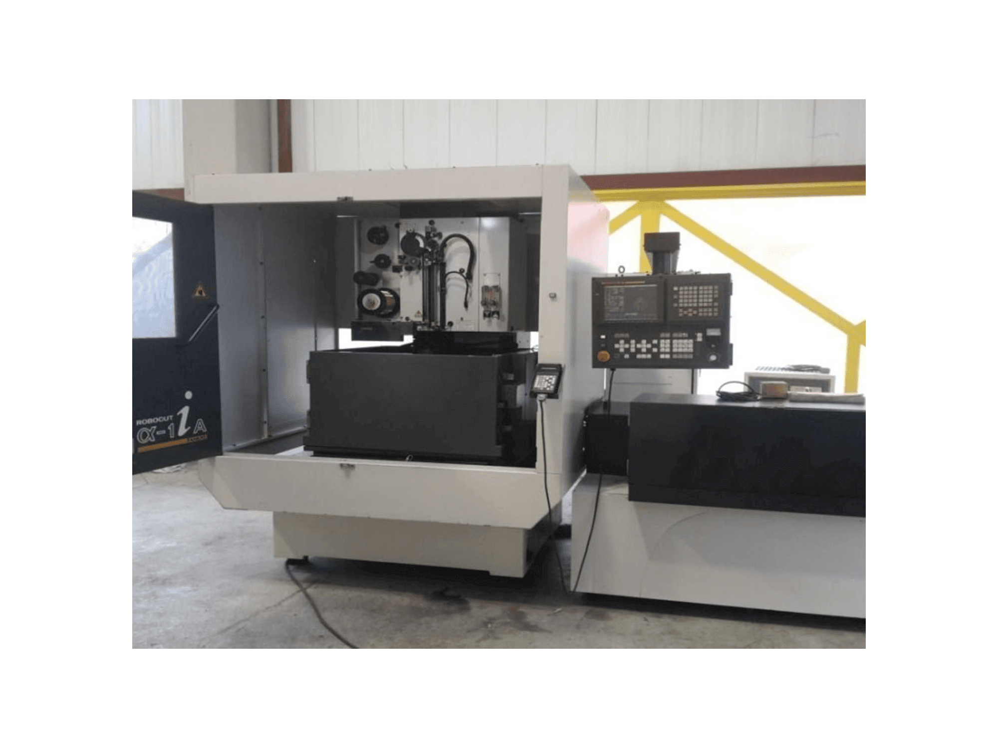 Prikaz stroja FANUC Robocut α-1iA sprijeda