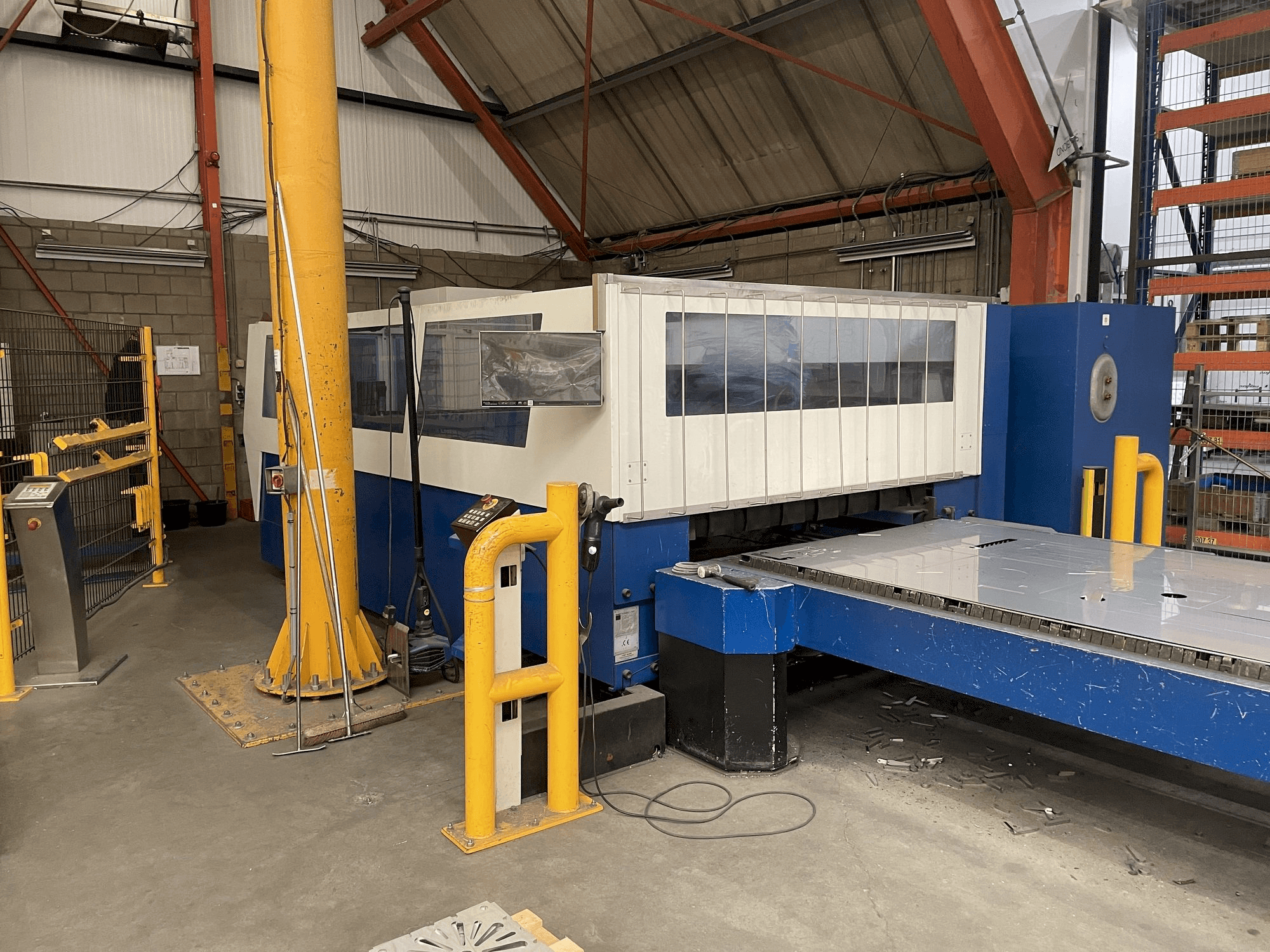 Prikaz stroja Trumpf Trumatic L3050 5kW sprijeda
