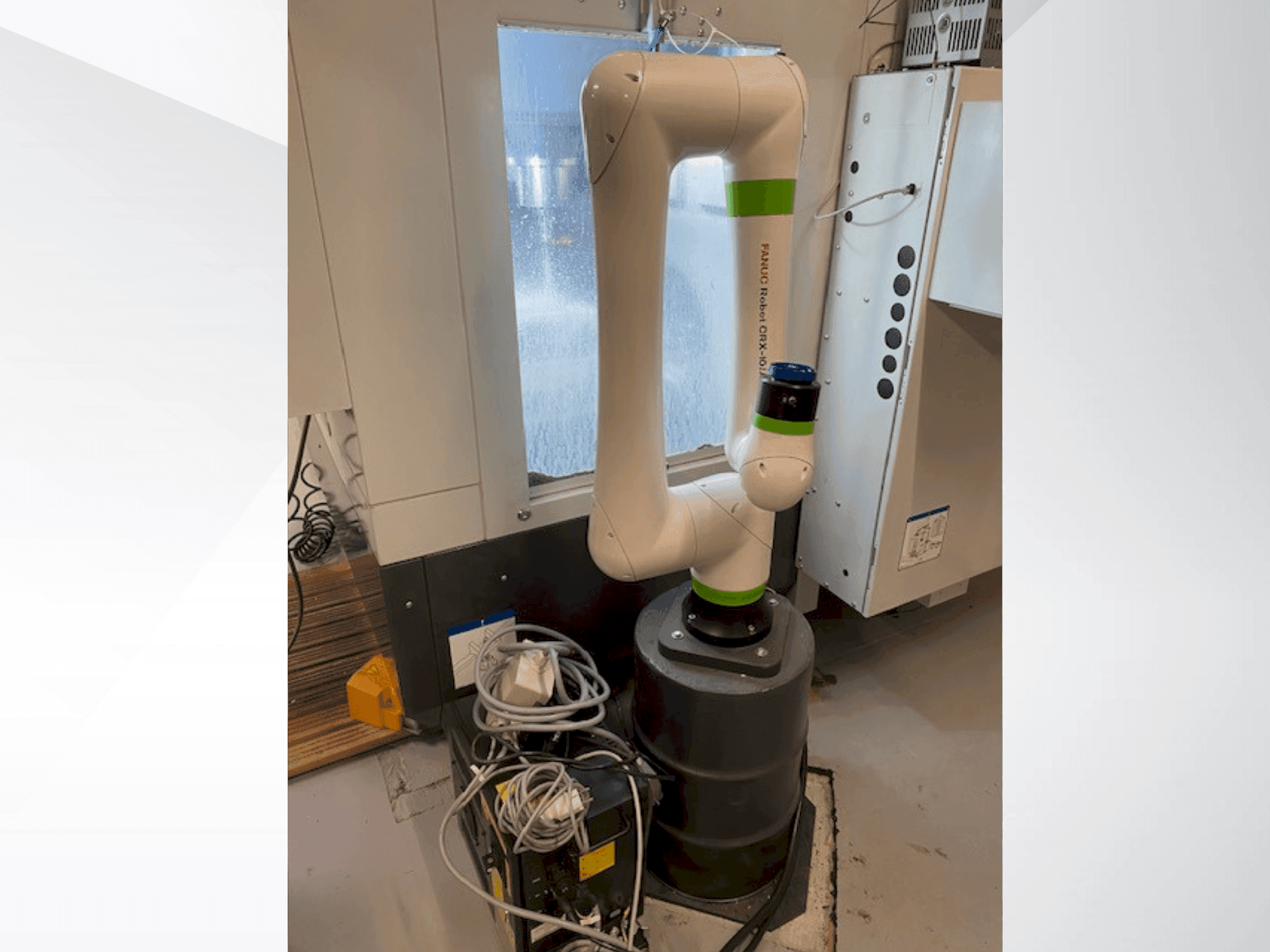 Prikaz stroja FANUC CRX10iA sprijeda