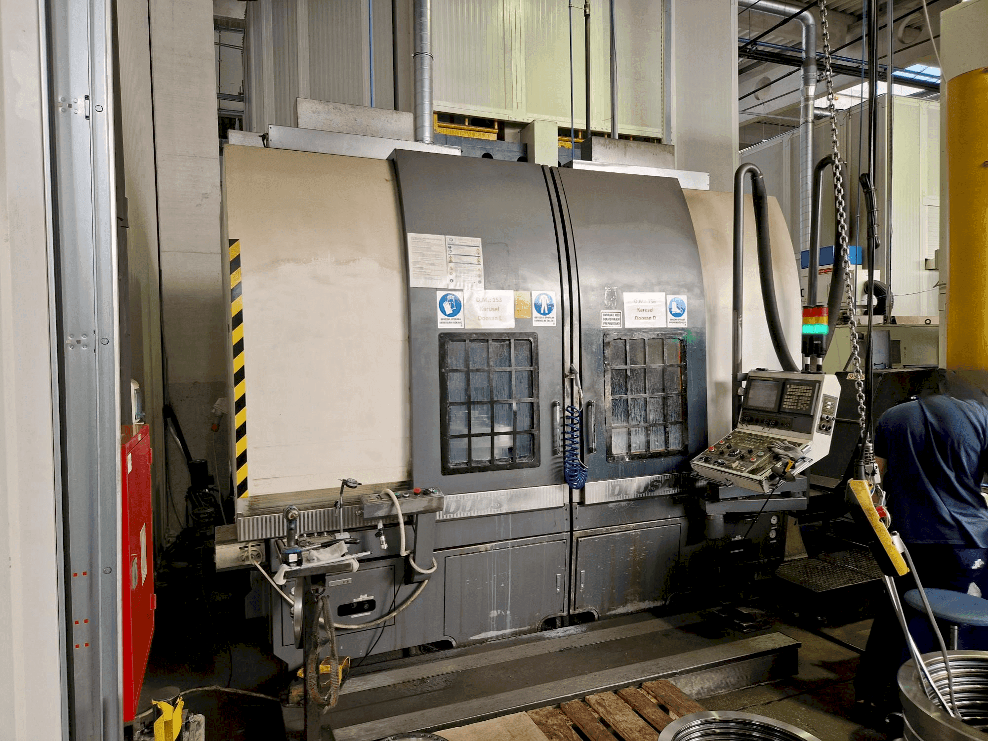 Prikaz stroja DOOSAN V740T sprijeda